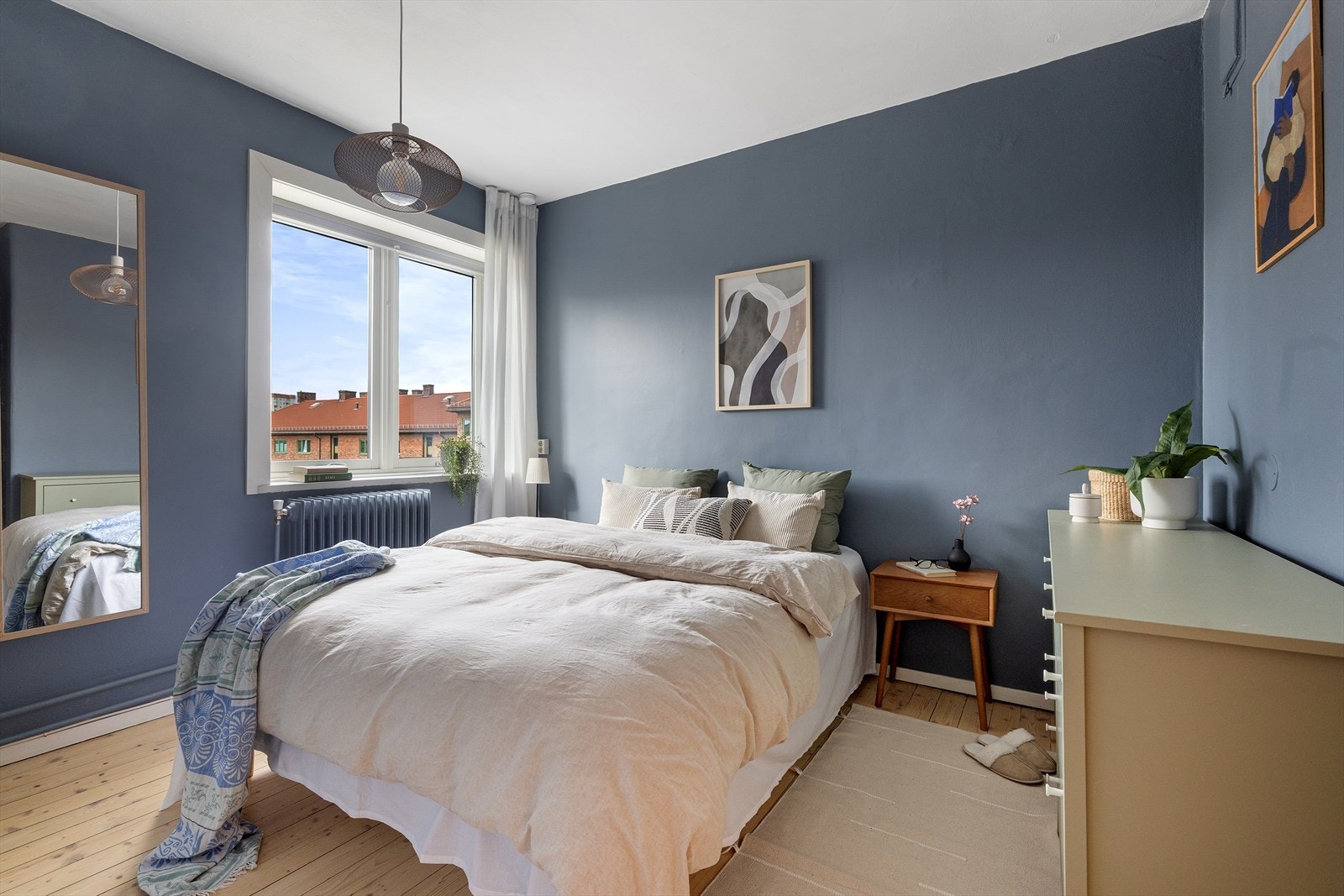 - Soverommet er pent og romslig og vender ut mot stille og rolig gate. Her er det rikelig med plass til stor dobbeltseng med tilhørende møblement og garderobeløsning - Galleribilde