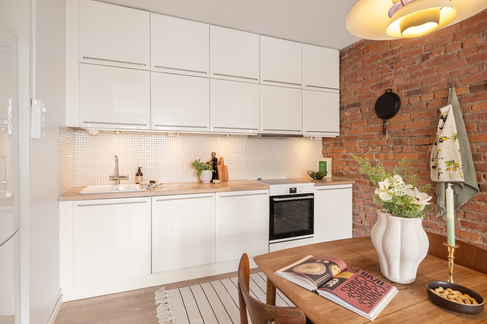 - Oppgradert med ny komfyr i 2021. Byttet blandebatteri i 2024 og oppvaskmaskin i 2025 - Galleribilde