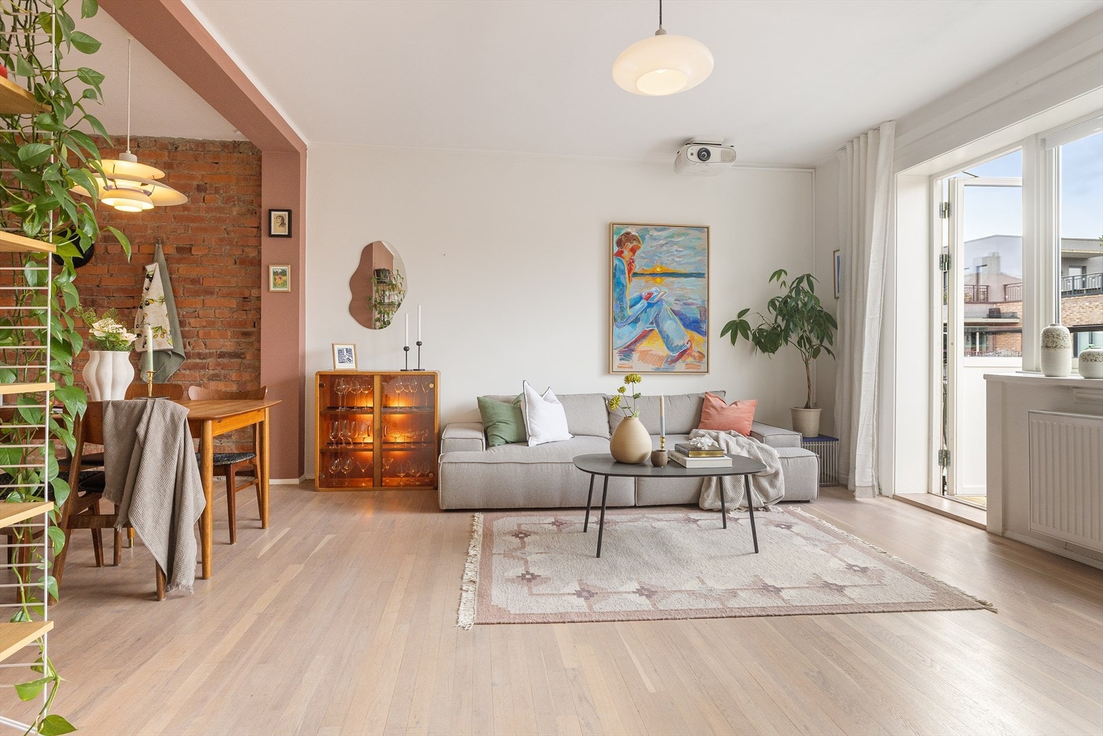 - En klassisk og sjelfull leilighet som er høyt og fritt plassert i 5. etasje, med gode sol- og utsiktsforhold. Leiligheten byr på klassiske detaljer, luftig takhøyde og god standard - Galleribilde