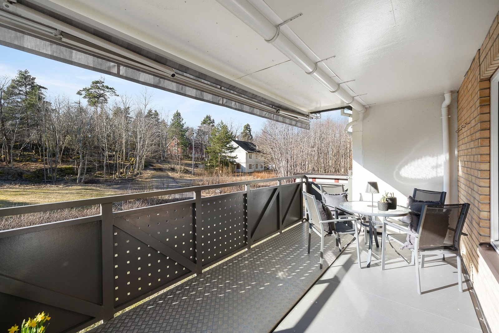Stor terrasse med markise Galleribilde