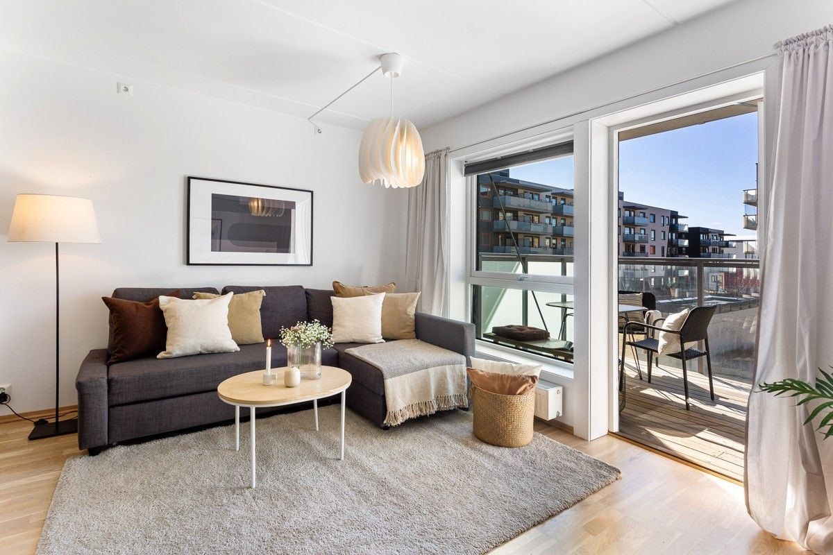 Sofa i stue medfølger. Leietaker kan kvitte seg med denne om ønskelig. Galleribilde