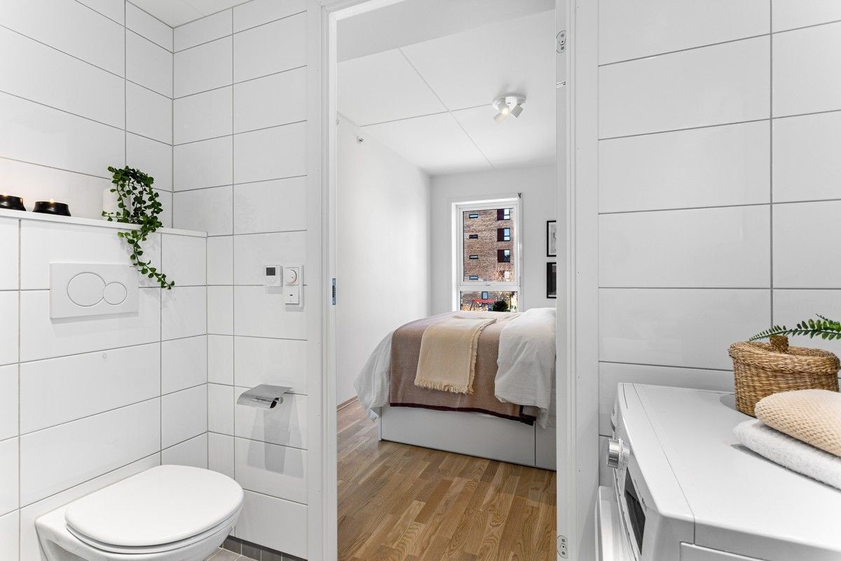 Badet har inngang fra soverom. Galleribilde