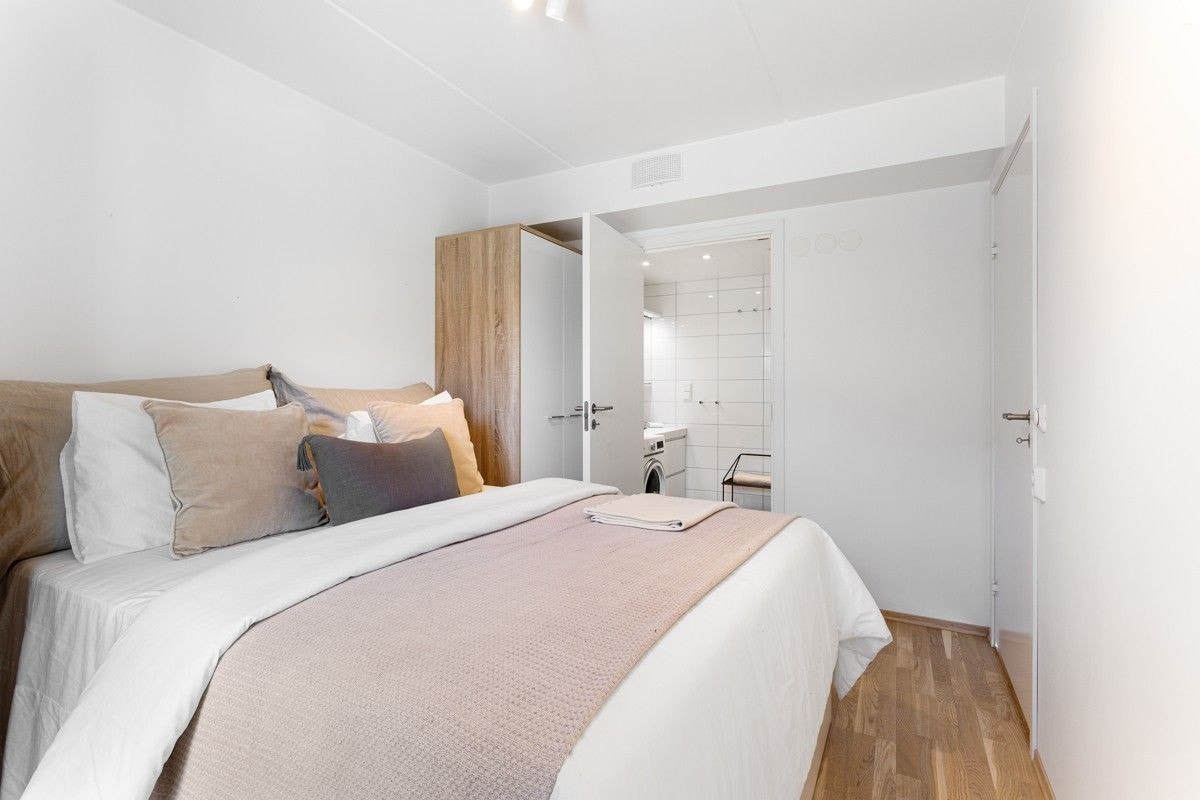 Hovedsoverom leies ut med seng og garderobeskap. Leitaker kan kvitte seg med sengen om ønskelig. Galleribilde