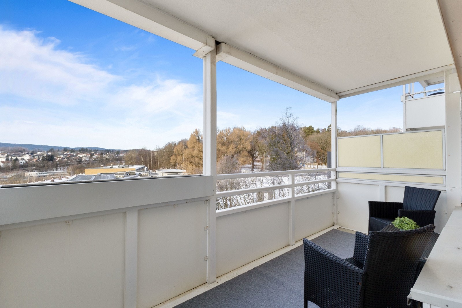 Balkong på 8 kvm med nydelig utsyn over fellesområdene. Galleribilde