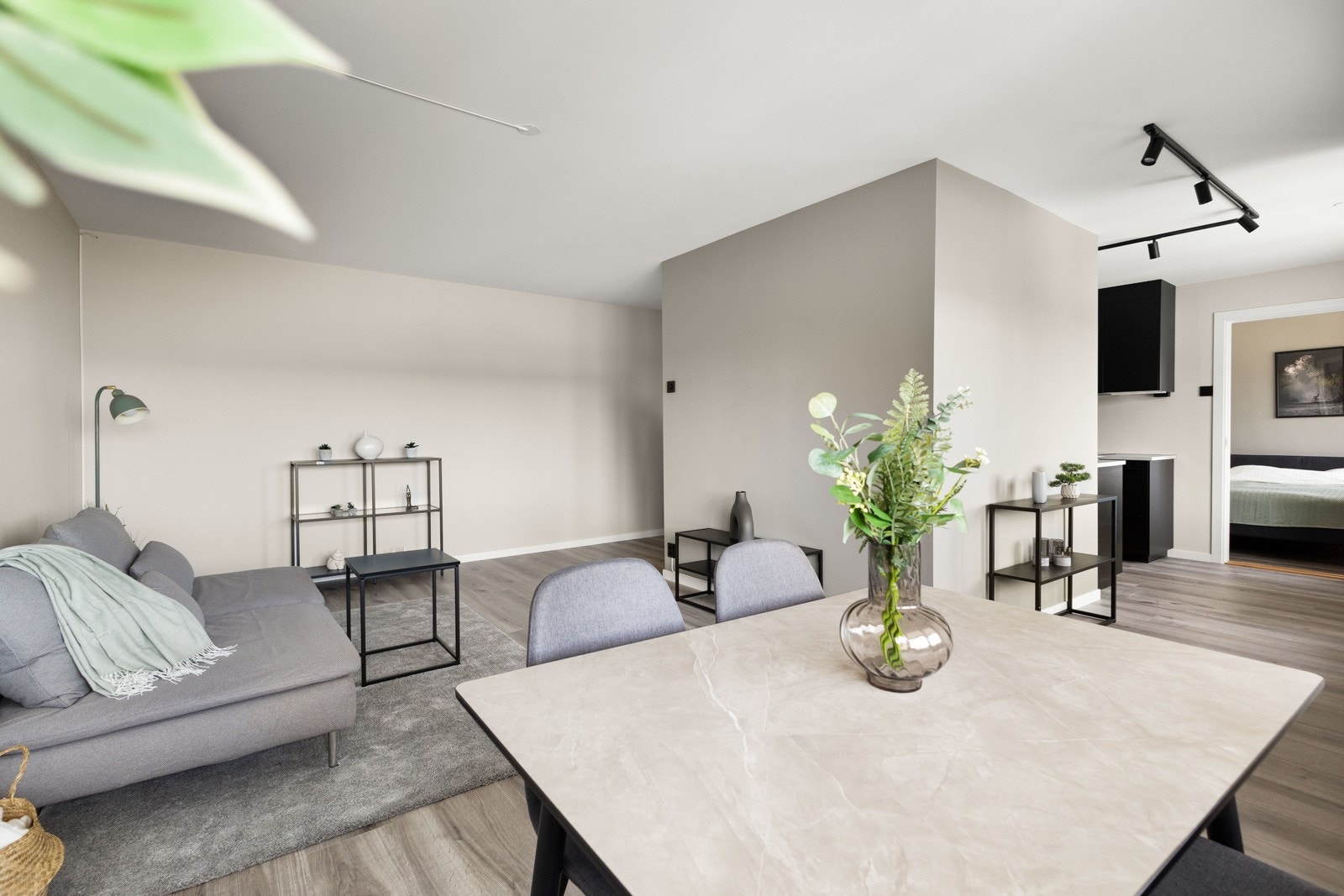 Stuen er svært lys og malt i moderne farger. Takhøyden strekker seg helt opp til 2,44 m. Galleribilde