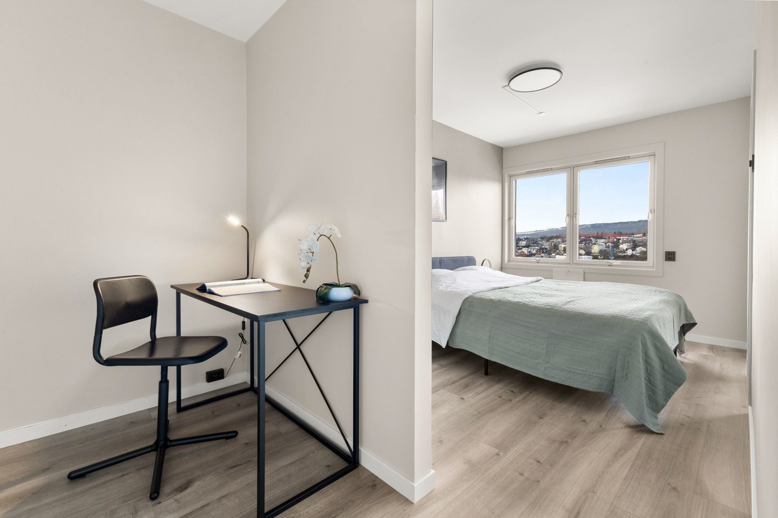 Det er satt opp en lettvegg for å dele inn rommet slik at du kan ha plass til walk-in eller hjemmekontor. Galleribilde