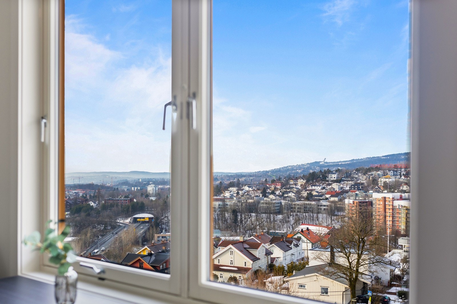 Leiligheten gir en god følelse av å være nær sentrum, samtidig som det er enkel og kort vei til Marka. Galleribilde