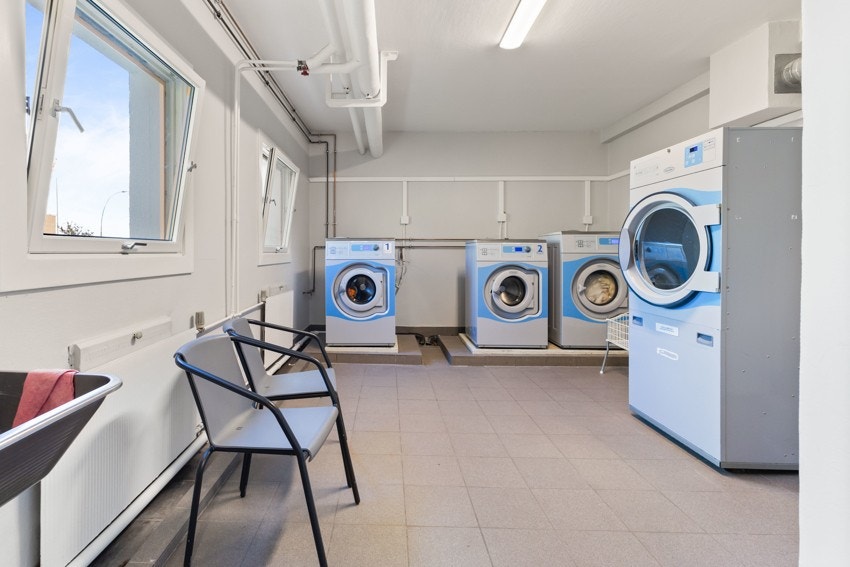 Det er også vaskerom for alle beboerne i kjelleren. Galleribilde
