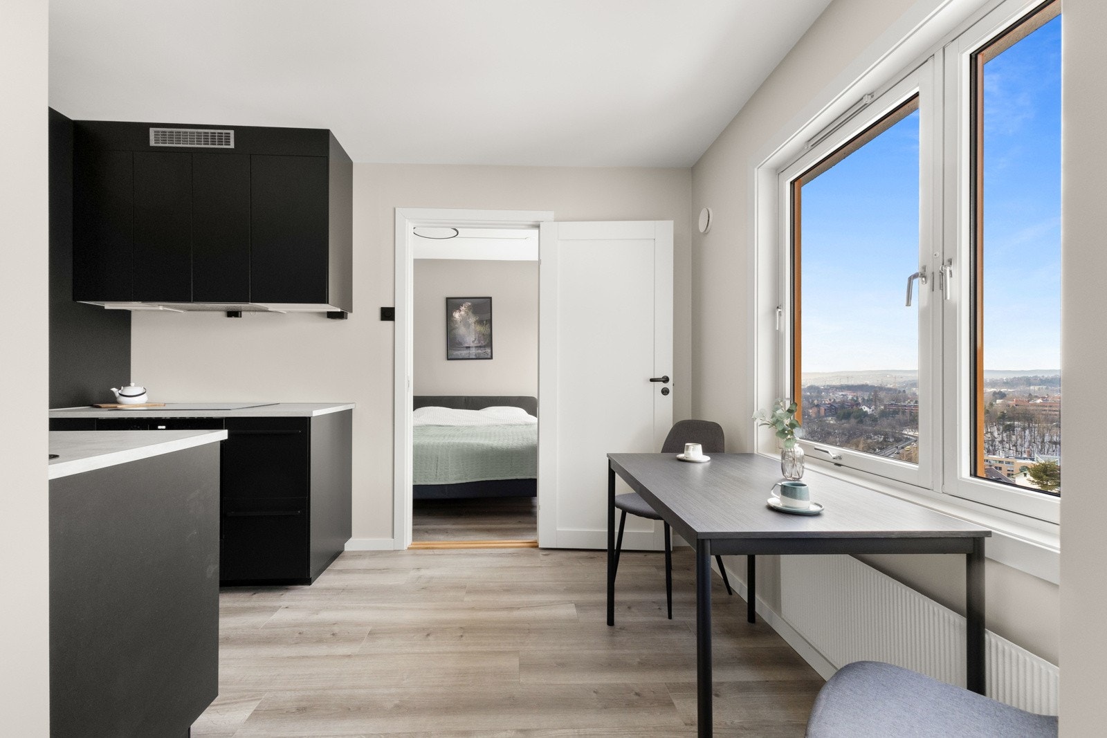 Den åpne løsningen til kjøkken gir et sosialt allrom som er enkelt å innrede. Galleribilde