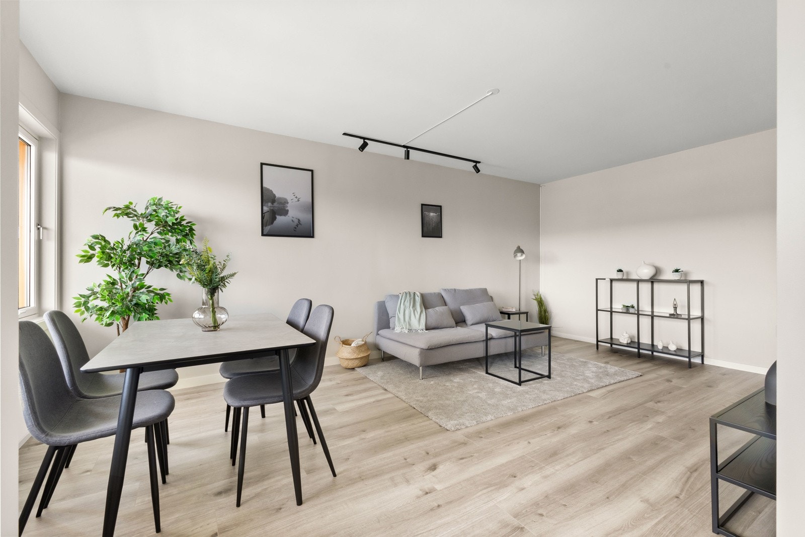 Stuen har flere møbleringsmuligheter med god plass til både sofagruppe, spisestue og annet ønskelig møblement. Galleribilde