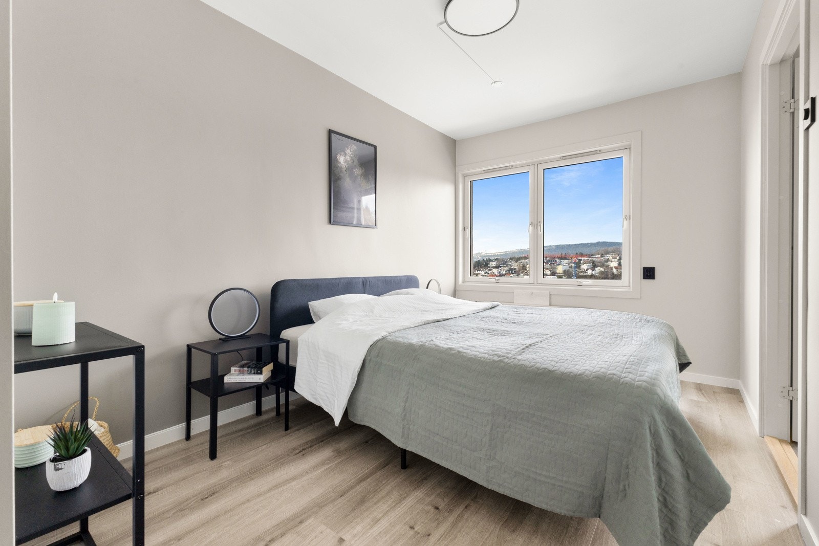 Store vindusflater slipper inn rikelig med lys på soverommet. Galleribilde