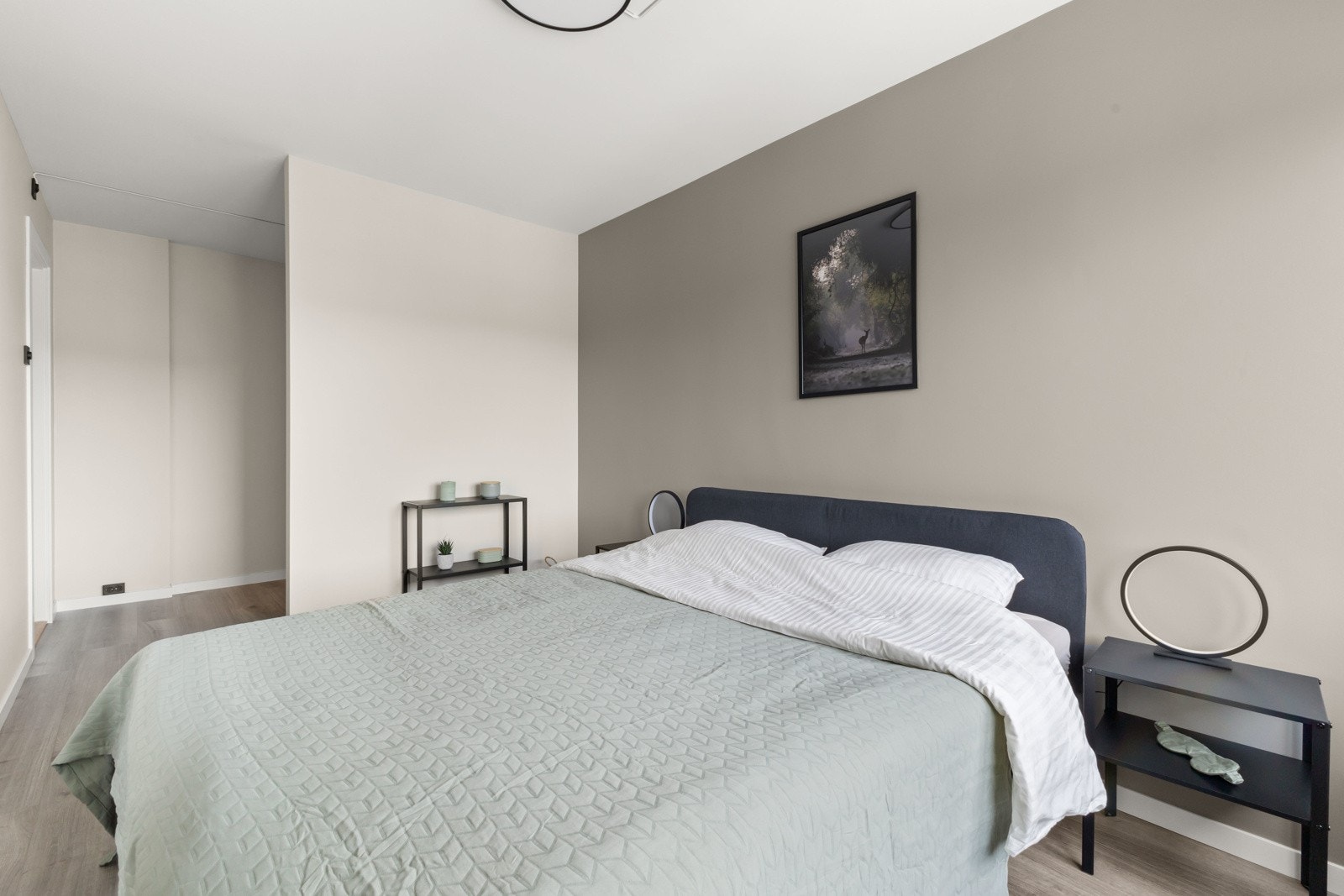 Stort soverom med god plass til dobbelstseng og tilhørende møblement. Galleribilde