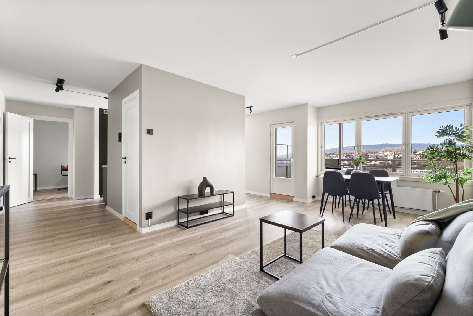 Lys og lekker stue med god takhøyde, store vindusflater og luftig atmosfære. Galleribilde