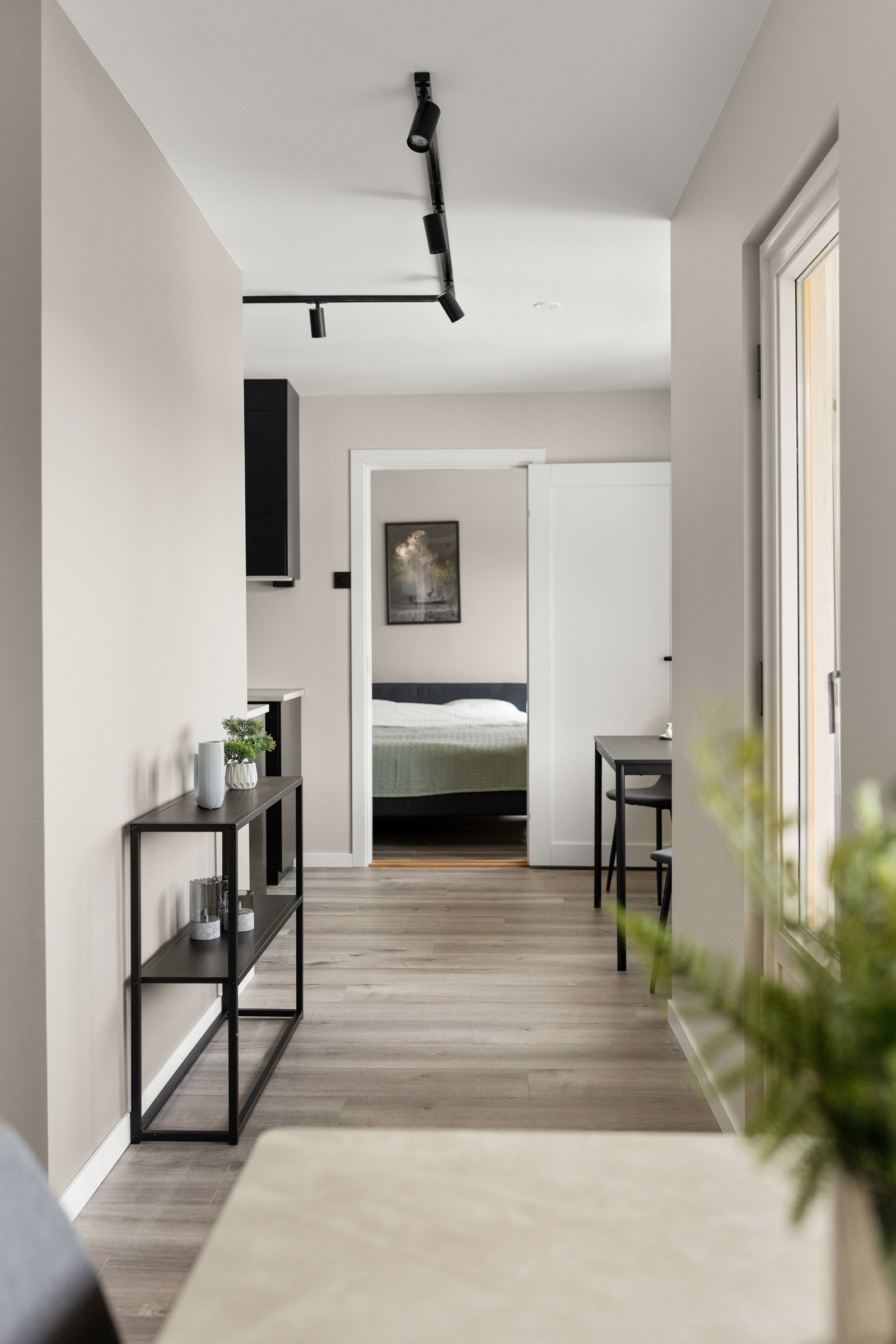 Velkommen inn! Inngangspartiet gir gode muligheter for å henge fra seg yttertøy og sko Galleribilde