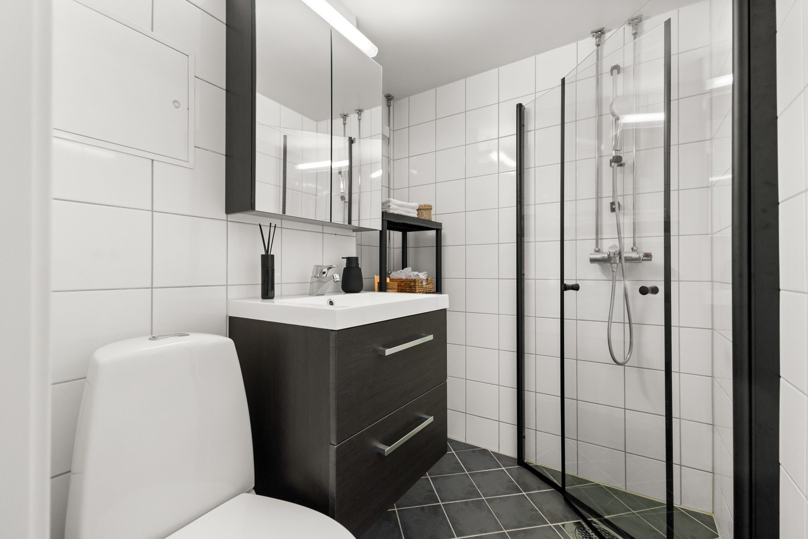 Lyst, flislagt baderom med varmekabler i gulv - i regi av borettslaget. Galleribilde