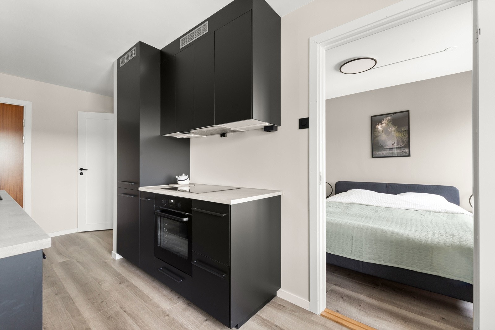 Hovedsoverommet ligger i tilknytning til kjøkkenet. Galleribilde