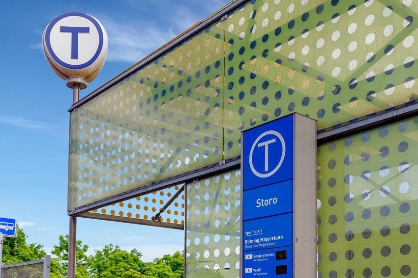 Storo er et knutepunkt for kollektiv transport, og man kan velge mellom trikk, buss, T-bane, flybuss eller tog, alt innenfor få minutters gangavstand.Med hyppige avganger og linjer i alle retninger kommer man seg enkelt dit man skal. Galleribilde