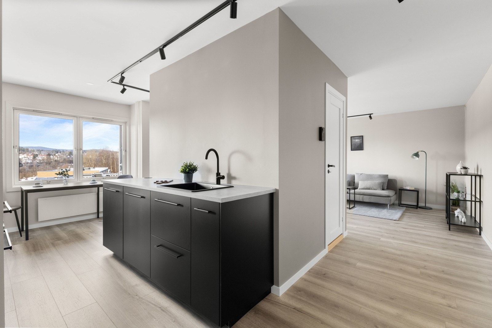 Leiligheten er nyoppusset i 2025 med nytt kjøkken, nye gulv og nytt elektrisk anlegg. Galleribilde