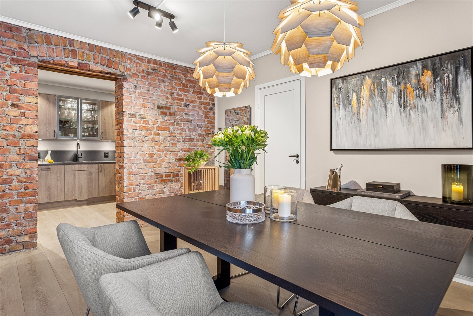 Det ble lagt ny høytykkslaminat med livstidsgaranti på alle rom. Galleribilde