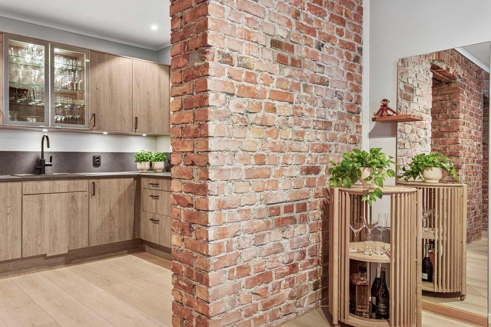 Kjøkkenet er delvis adskilt noe som bidrar til å skjerme støy, lukt og rot fra matlaging i øvrige rom. Galleribilde