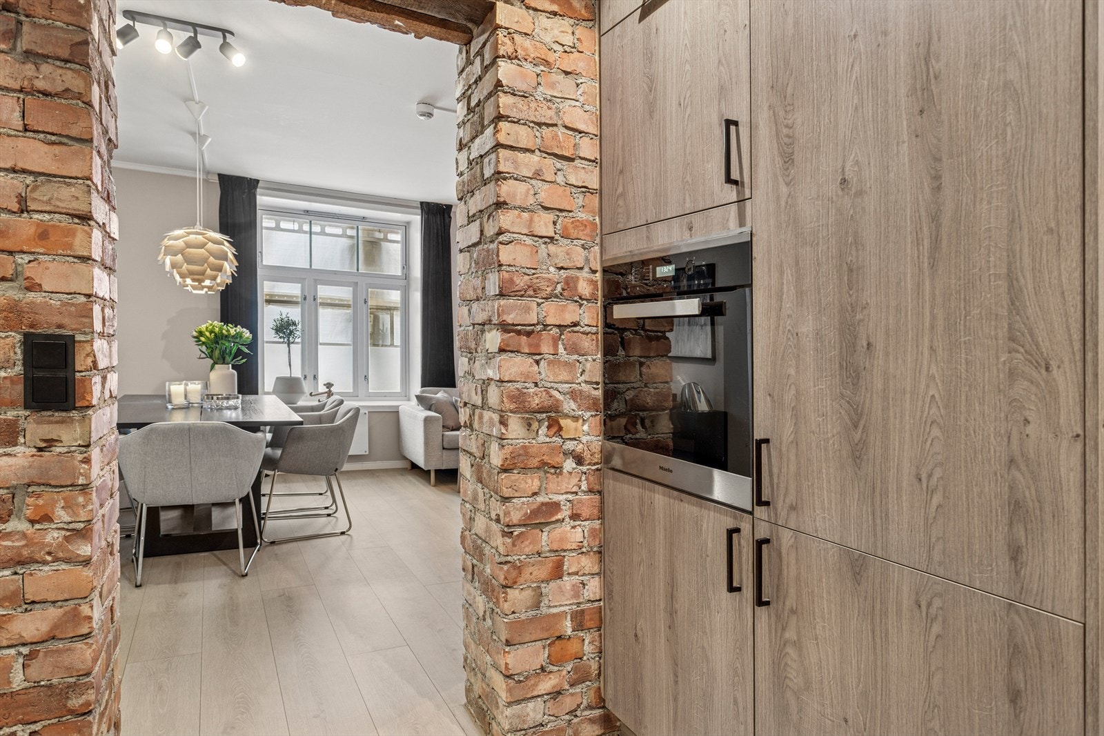 Kvalitetskjøkken fra Norema med integrerte hvitevarer fra Miele, Siemens, samt kjøkkenvifte fra Røroshetta. Galleribilde