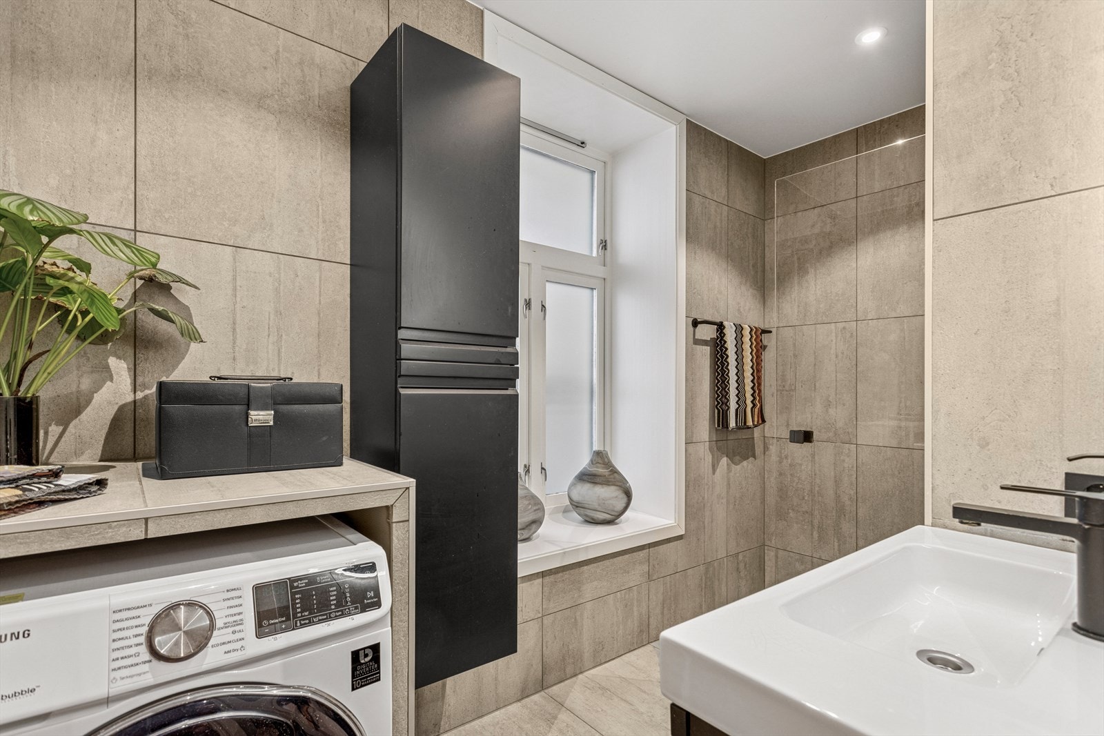 5m² godt utnyttet areal på bad hvor man kan benytte alle fasilitetene uten at det føles trangt. Galleribilde