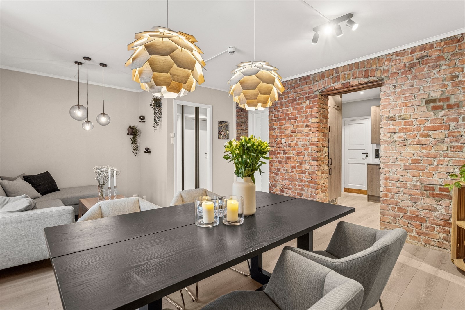 Adskilt entré med skyvedørsgarderobe. Speil på skyvedørsgarderoben bidrar til å skape en mer romslig følelse i inngangspartiet. Galleribilde