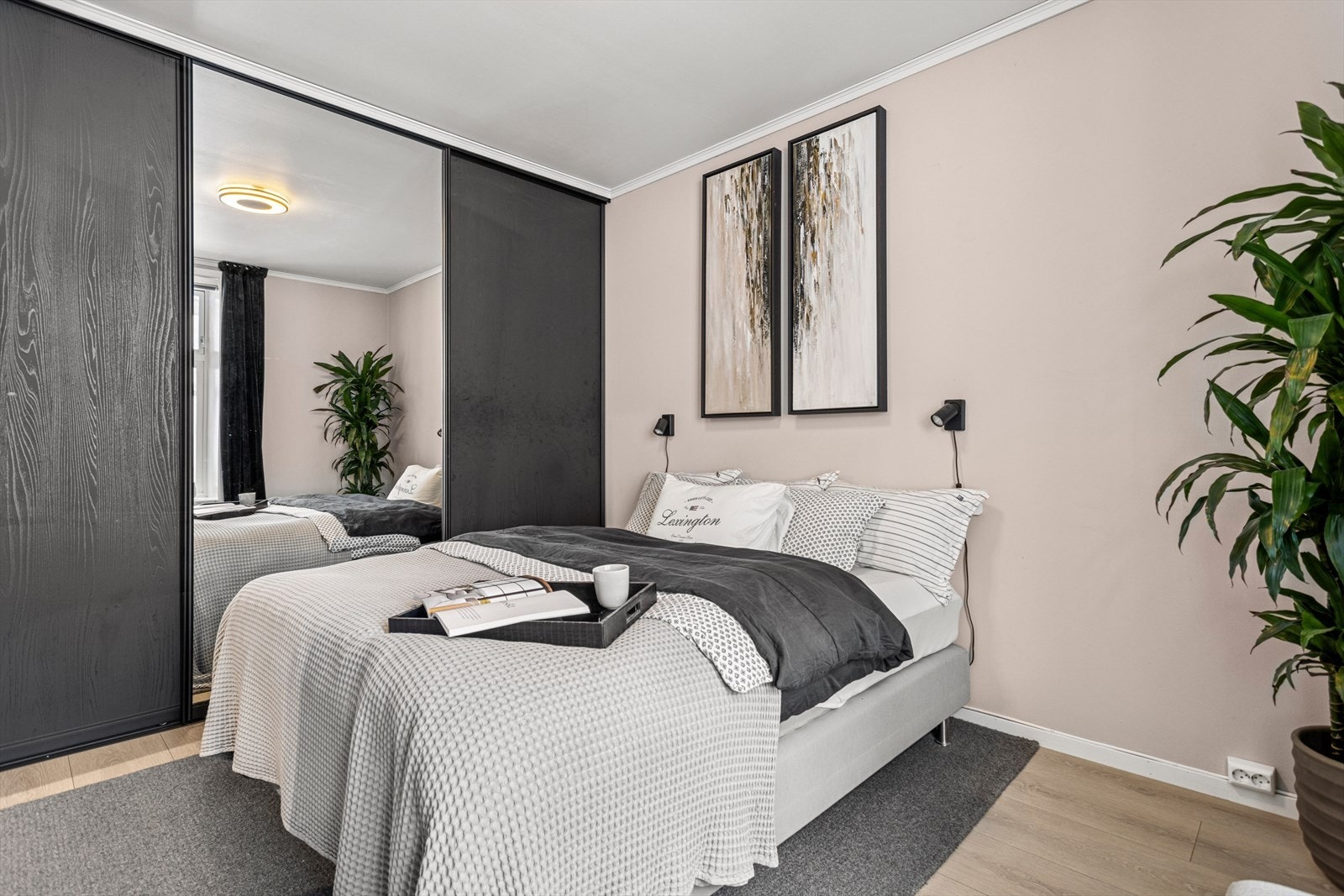 Det største soverommet har skyvedørsgarderobe med god plass til oppbevaring av klær eller evt. andre hverdagslige nødvendigheter. Galleribilde