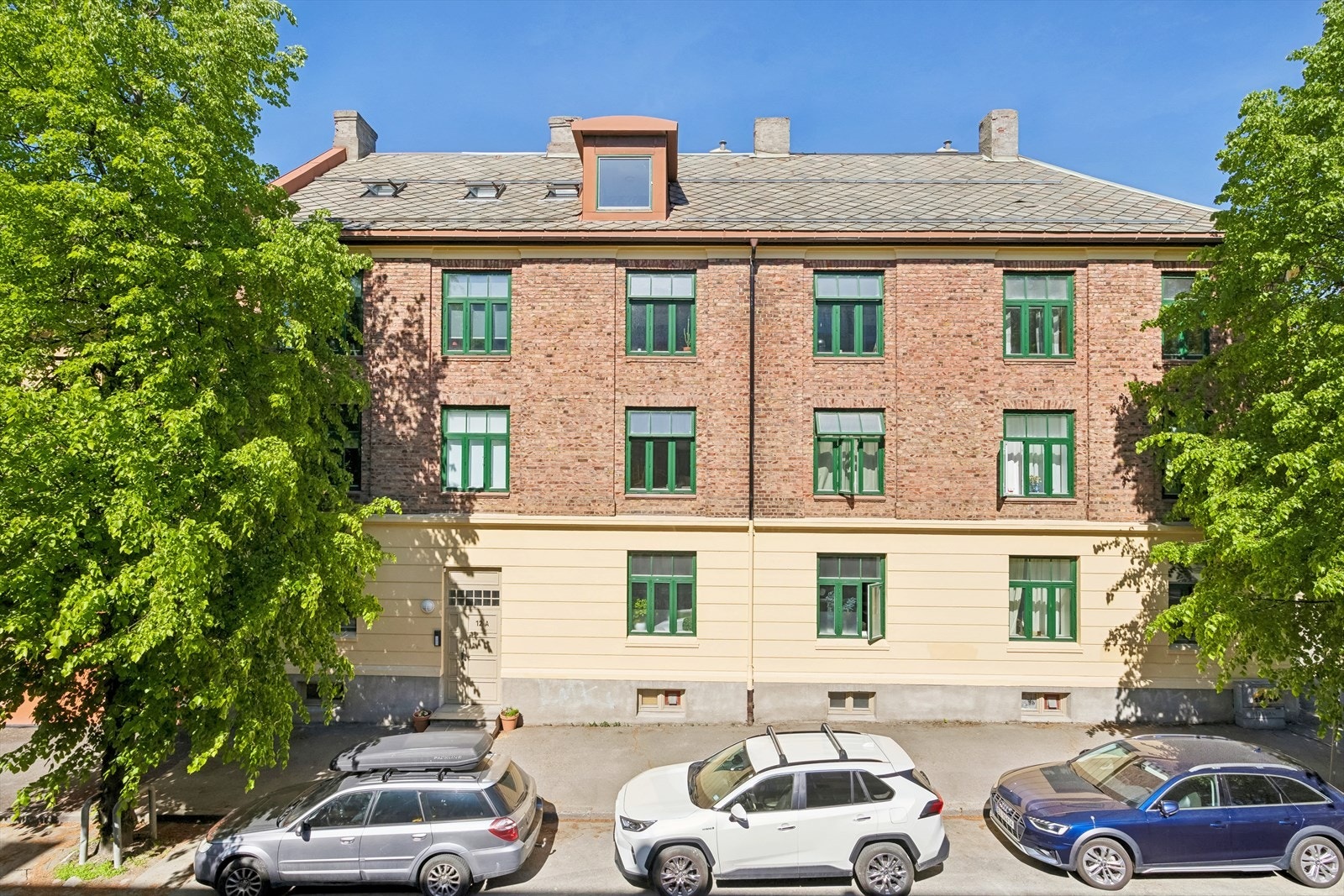 Leiligheten ligger i en høy 1. etasje noe som bidrar til å begrense innsyn fra gateplan. Galleribilde