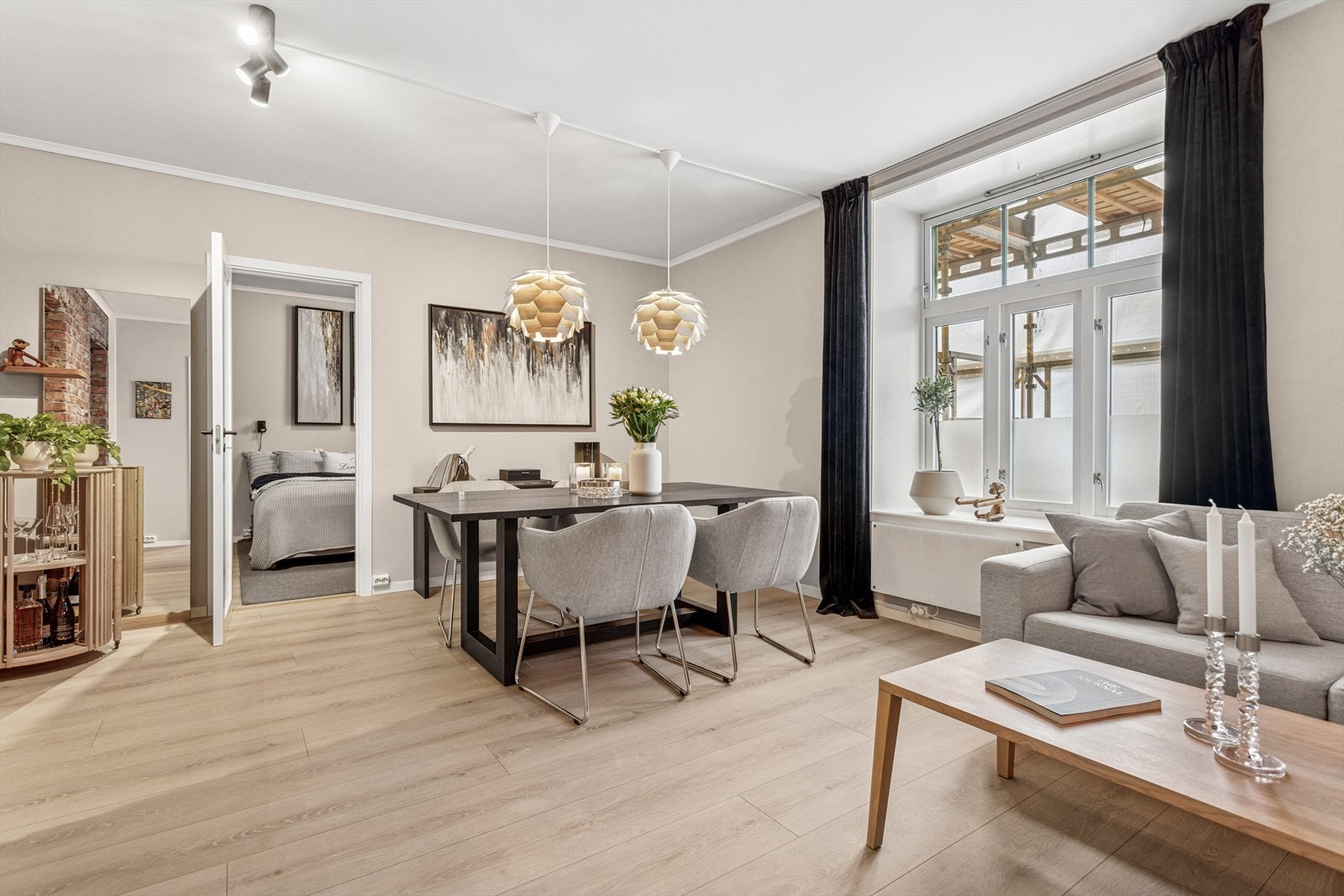 Stuearealet er på hele 23m² med en smart planløsning som gjør det enkelt å møblere med spisebord og sofagruppe. Galleribilde