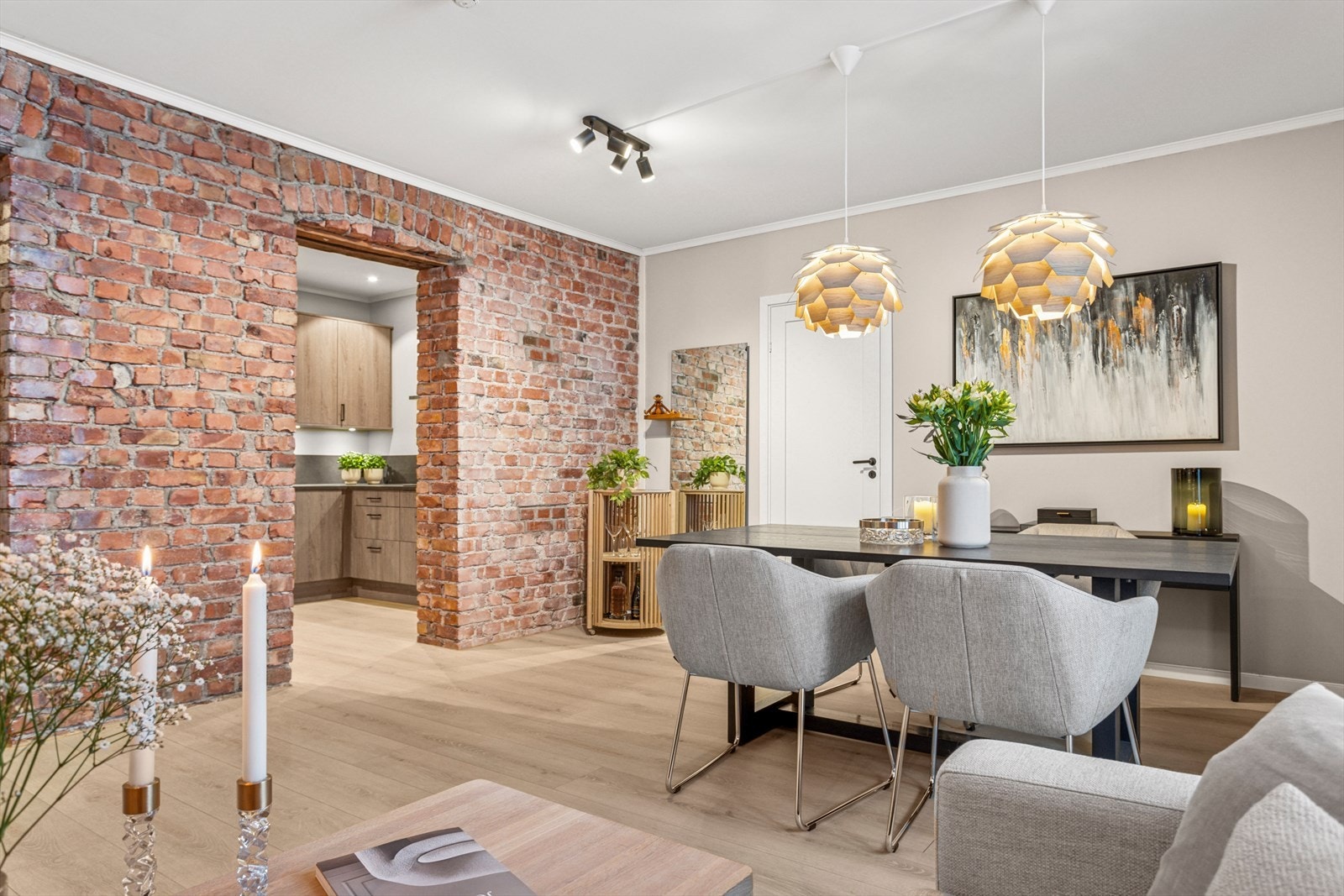 Romslig 3-roms selveier beliggende i høy 1. etg med ettertraktede særpreg som høy himling, dype vinduskarmer og teglsteinsmur. Galleribilde