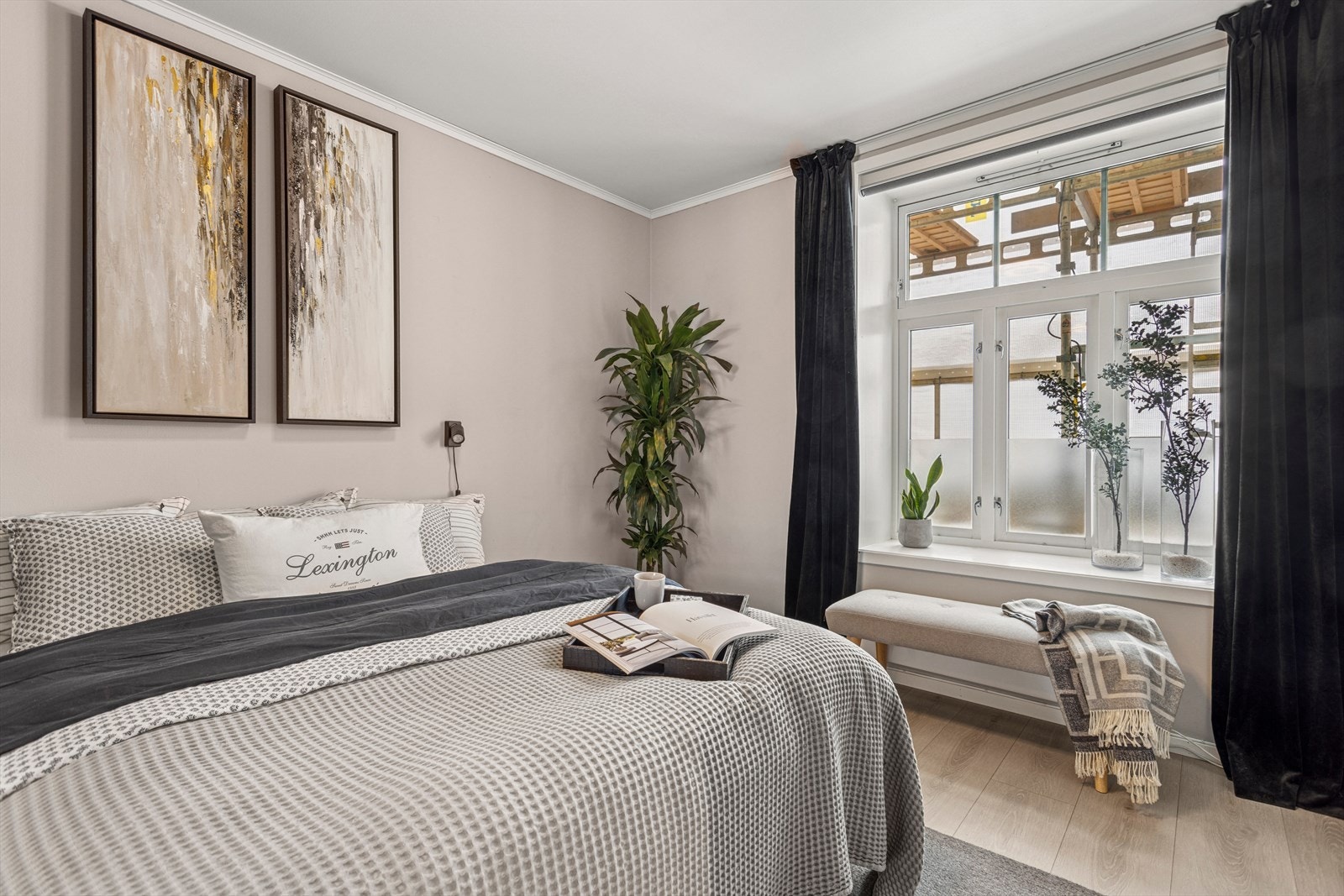 Leiligheten har to romslige soverom på hhv. 9,8 og 13 m². Galleribilde