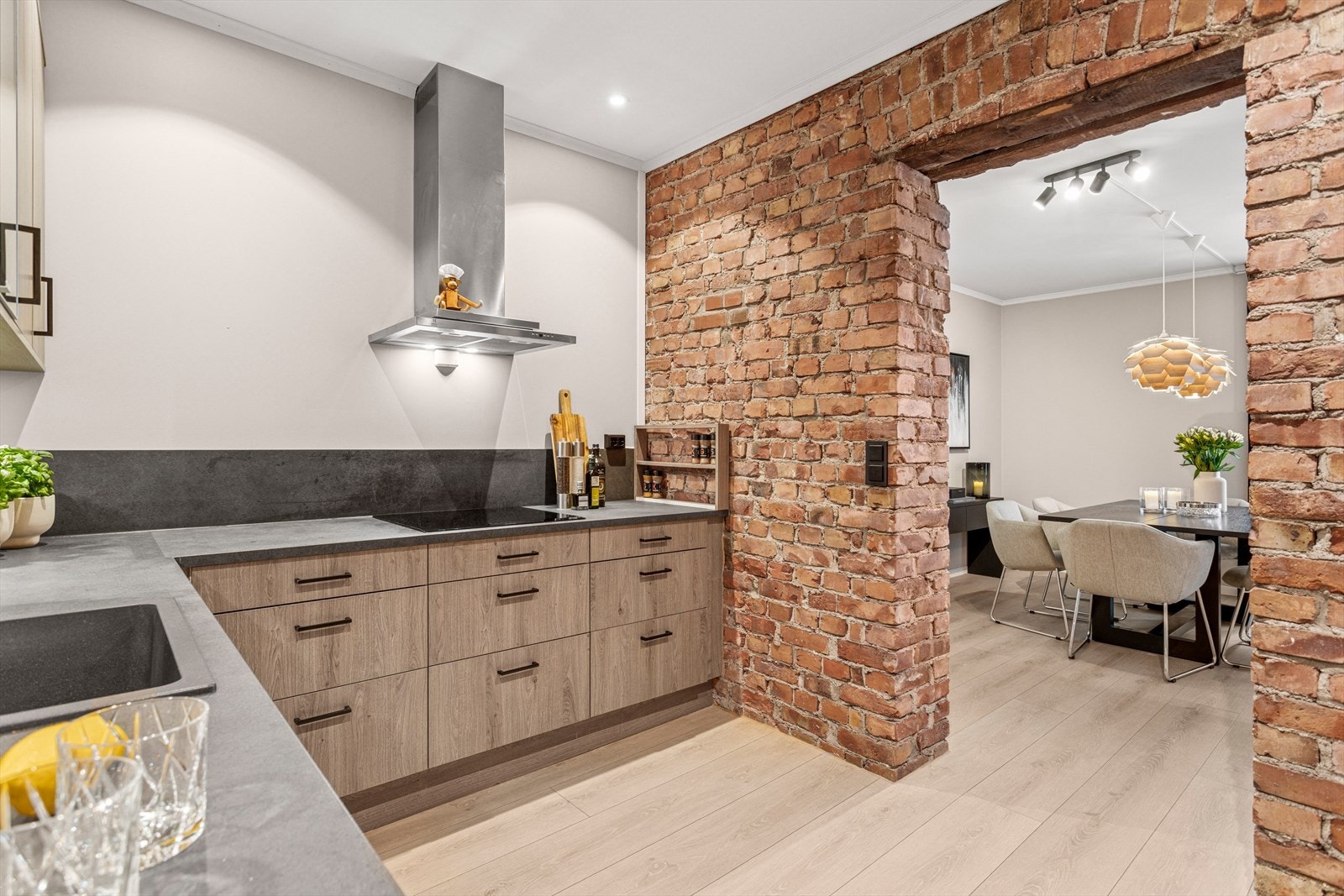 Kjøkkeninnredningen går langs tre vegger noe som gir mye skap- og benkeplass. Galleribilde