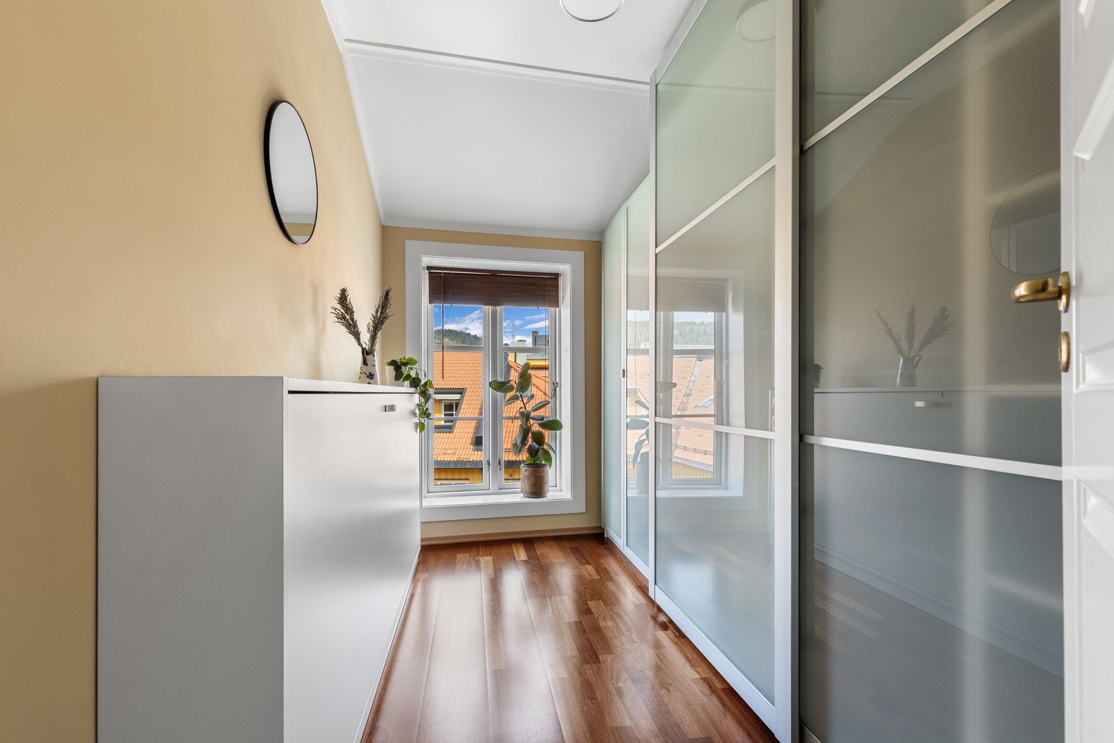 På det andre soverommet står det to skap, hvor det ene har skyvedører. Galleribilde