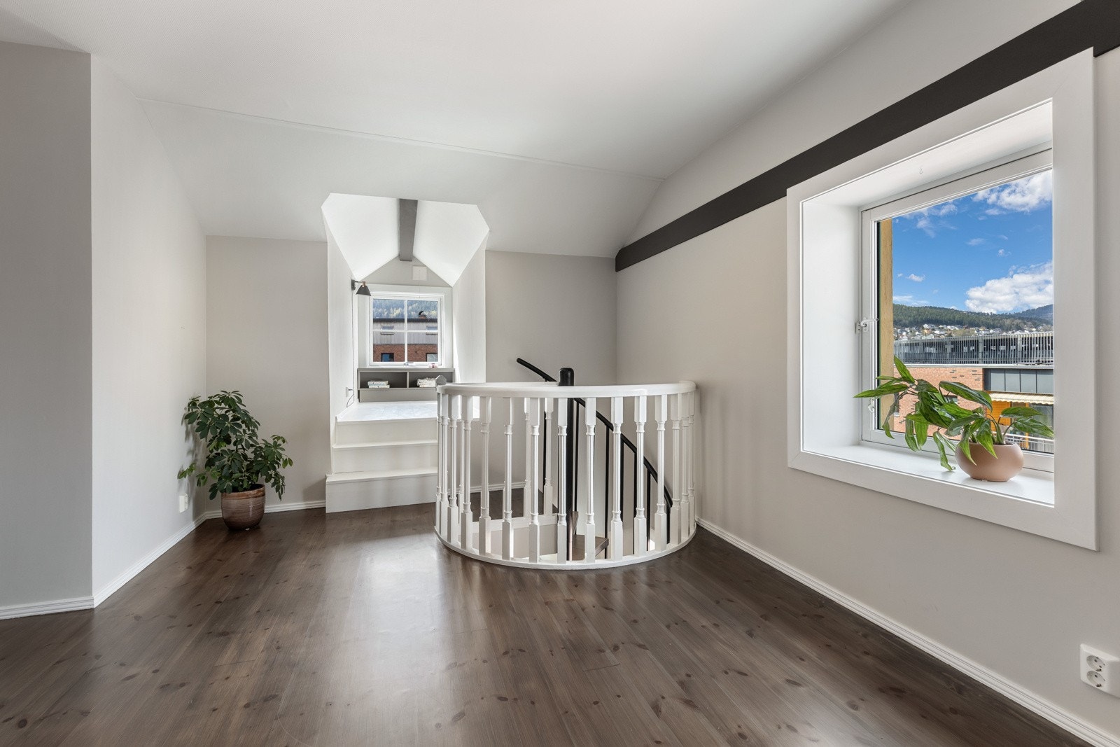 Praktisk loftstue hvor man kan innrede med diverse møblement etter eget behov. Galleribilde