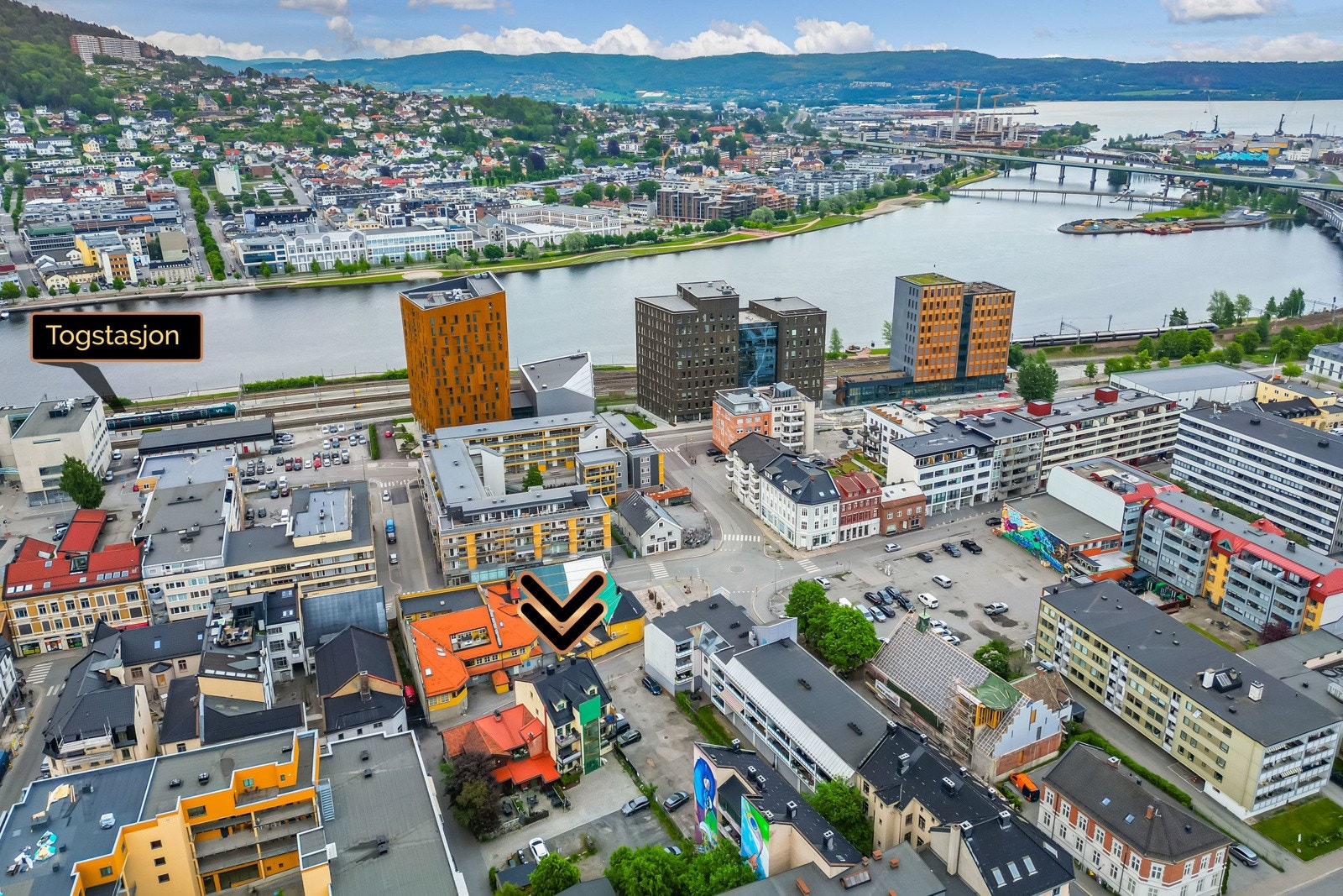 Leiligheten ligger meget nært togstasjonen, som er perfekt for en pendler. Galleribilde