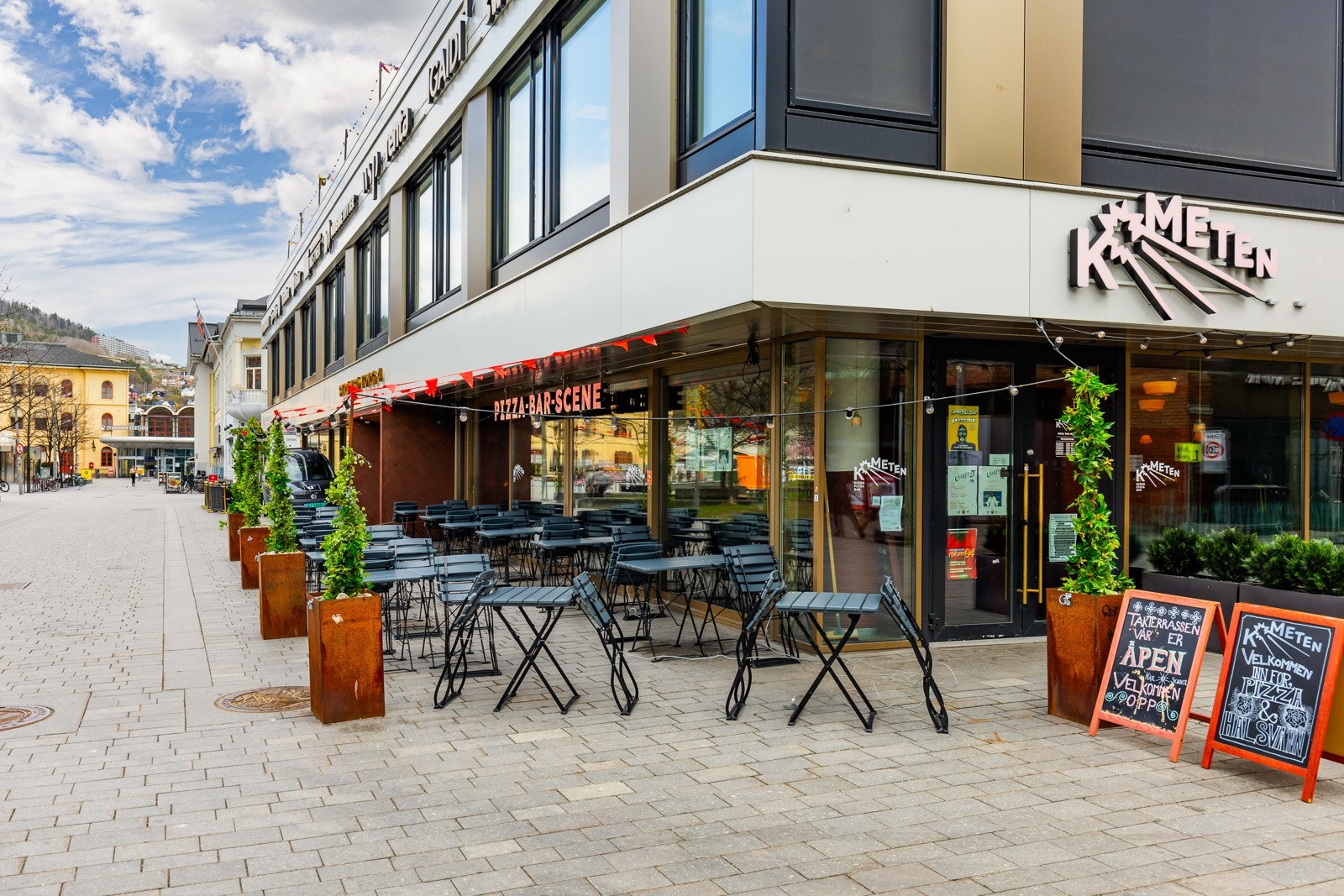 Kometen er et samlingssted med takterrasse og mulighet for en matbit. Galleribilde