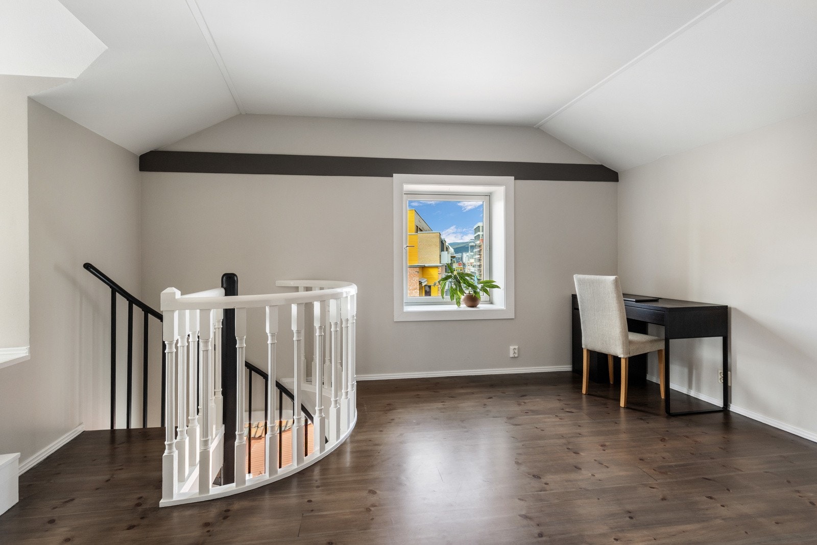 Øverst har leiligheten en romslig stue, et innbydende oppholdsrom som gir ekstra fleksibilitet. Galleribilde