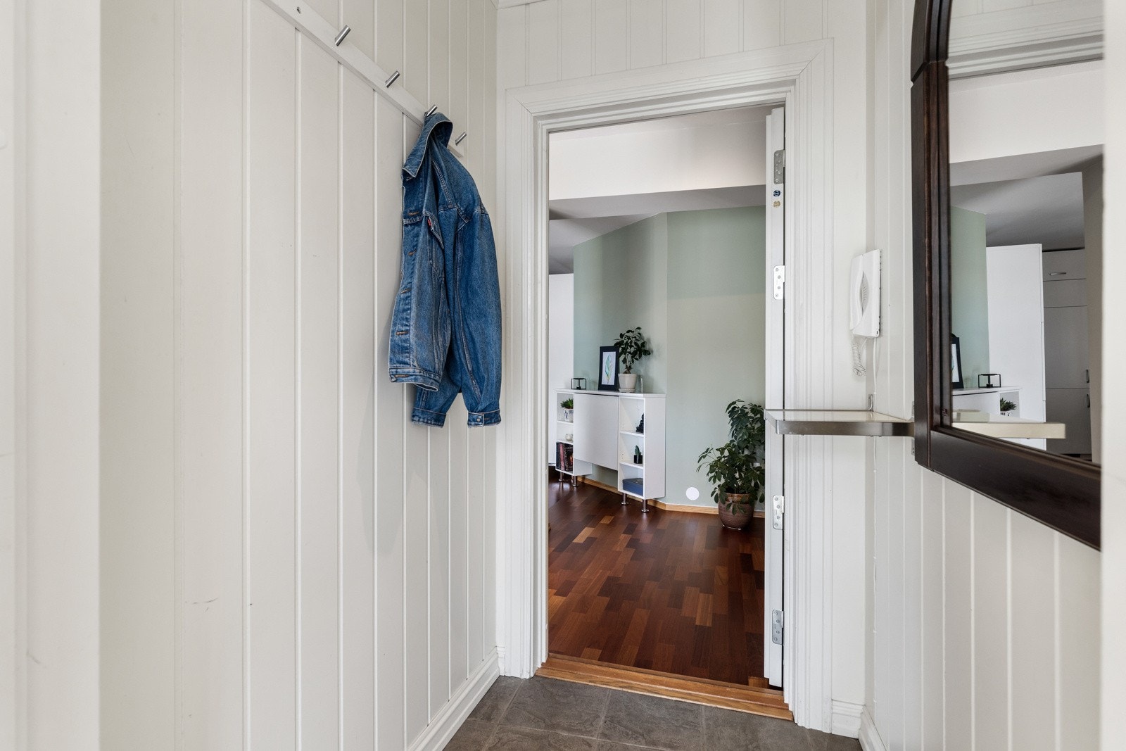 Vel inne passer det fint å innrede med knagger og skohyller i en liten entré med flislagt gulv. Galleribilde