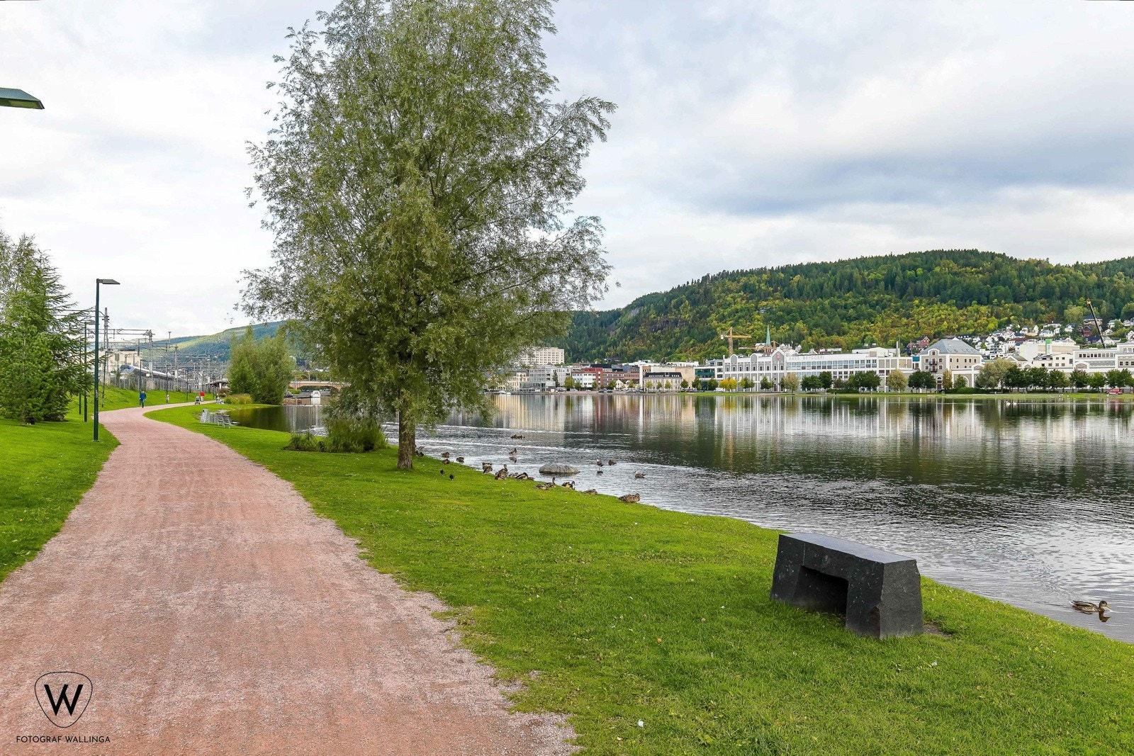 Fra leiligheten er det kort vei til elvebredden hvor det er fint å gå tur rundt elva. Galleribilde