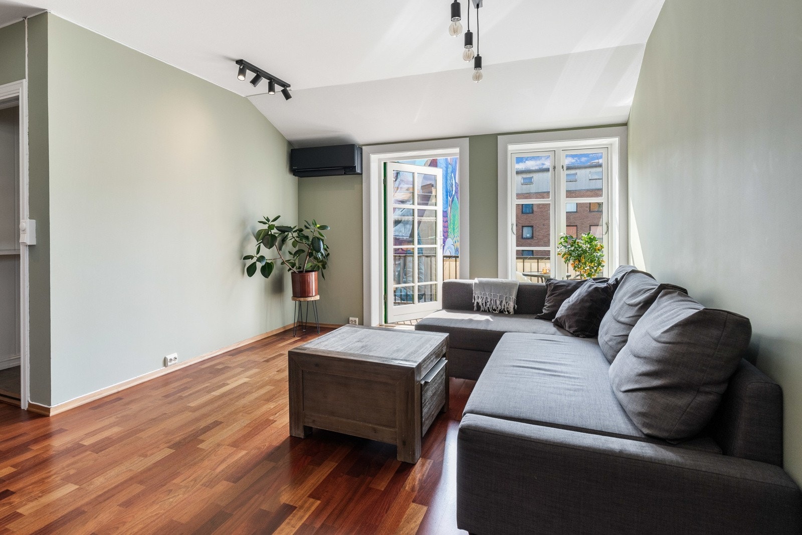 Stuen får dagslys fra to retninger, og vinduene inkluderer en glassdør til balkongen - en herlig romforlengelse i sommerhalvåret. Galleribilde