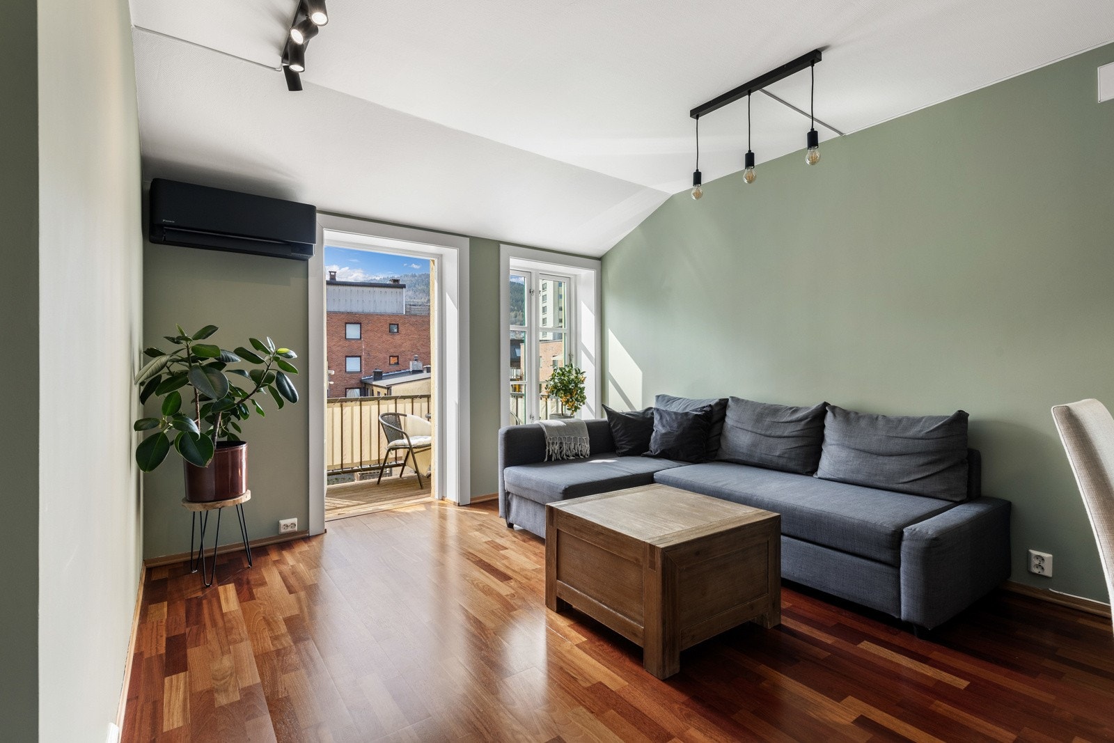 Sammen med kjøkkenet utgjør stuen et åpent allrom, der en varmepumpe fra 2022 tilfører jevn og behagelig varme. Galleribilde