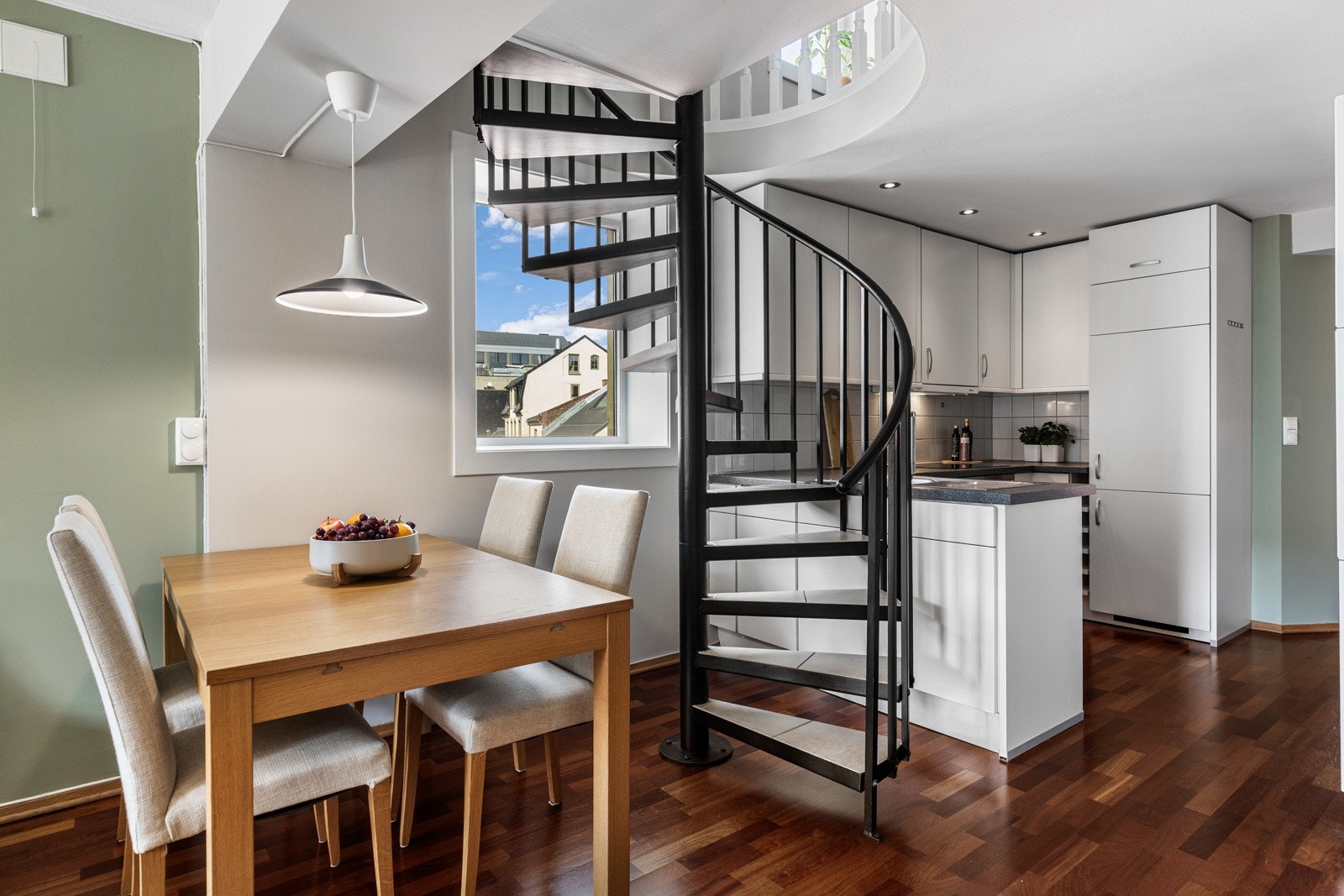 Det passer utmerket å innrede med spisebord nærmest kjøkkeninnredningen. Galleribilde