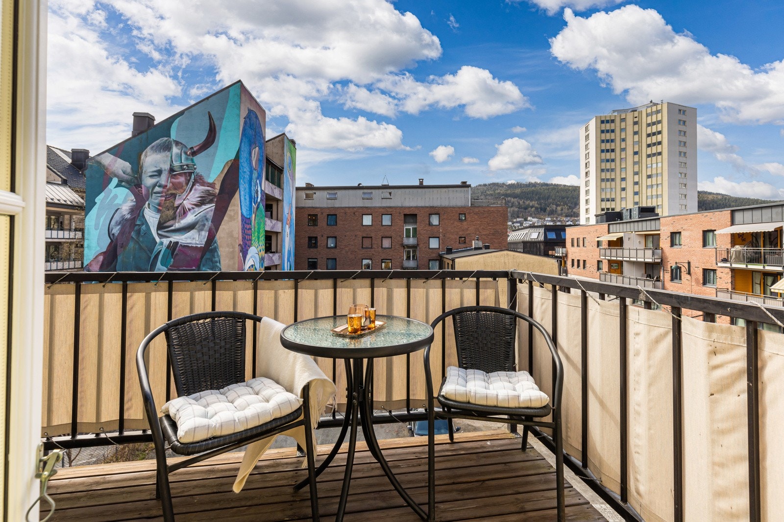 Fin balkong med utsikt og fine solforhold. Her er det plass til diverse møblement. Galleribilde