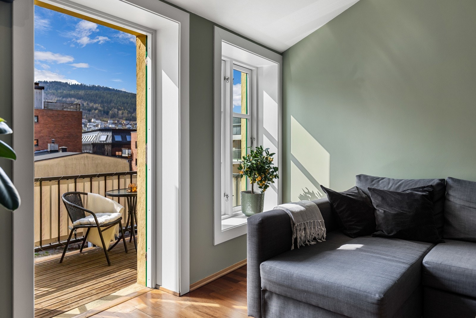 De gode vindusflatene gir rikelig med naturlig lys i leiligheten. Galleribilde