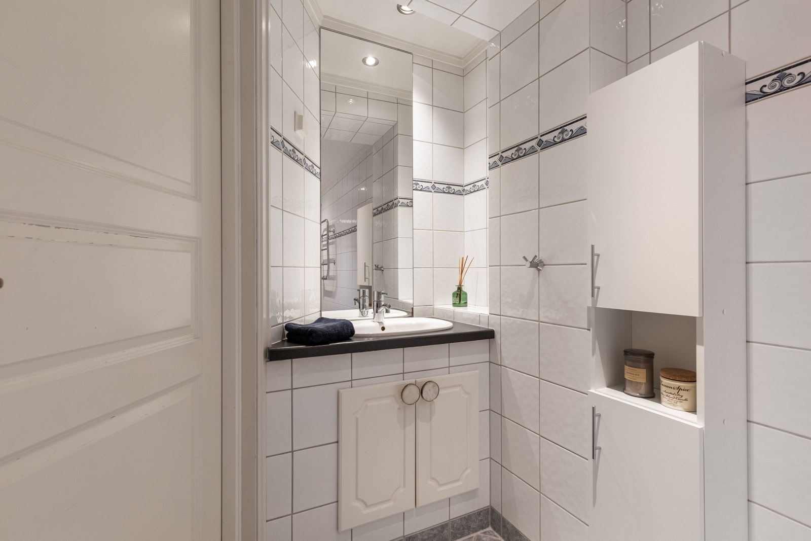 Opplegg for vaskemaskin er etablert, og badet har downlights, vegghengt toalett og et dusjhjørne med skyvedører. Galleribilde