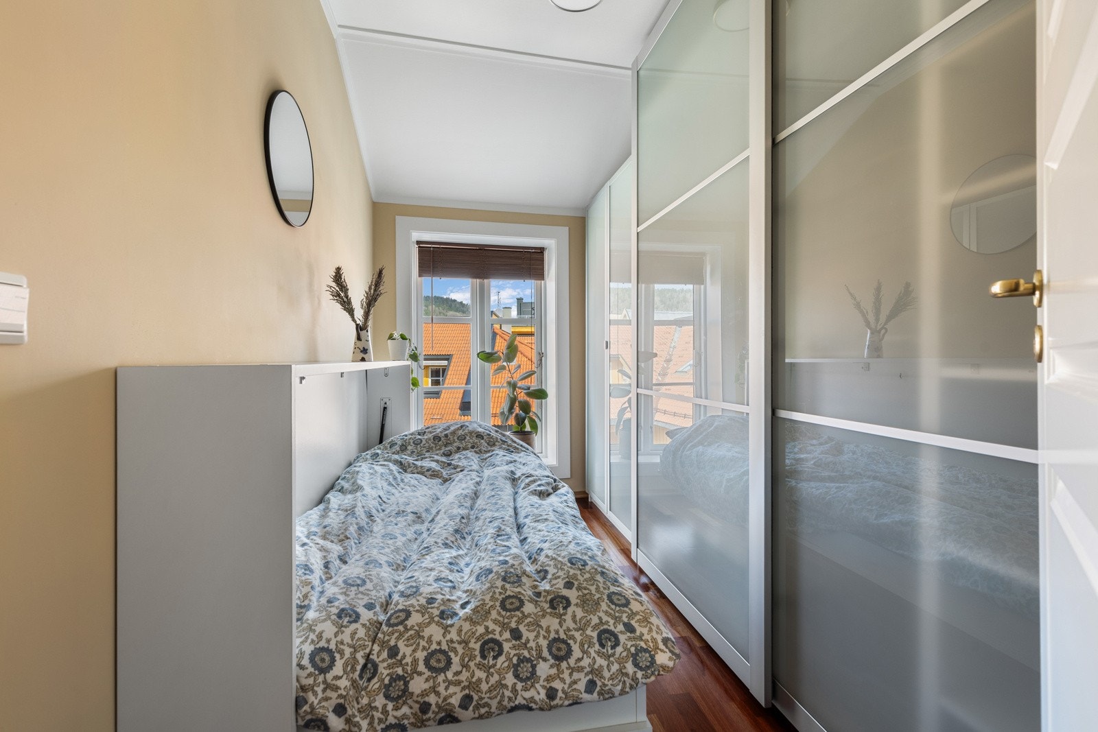 Smart løsning med seng på soverom 2. Galleribilde