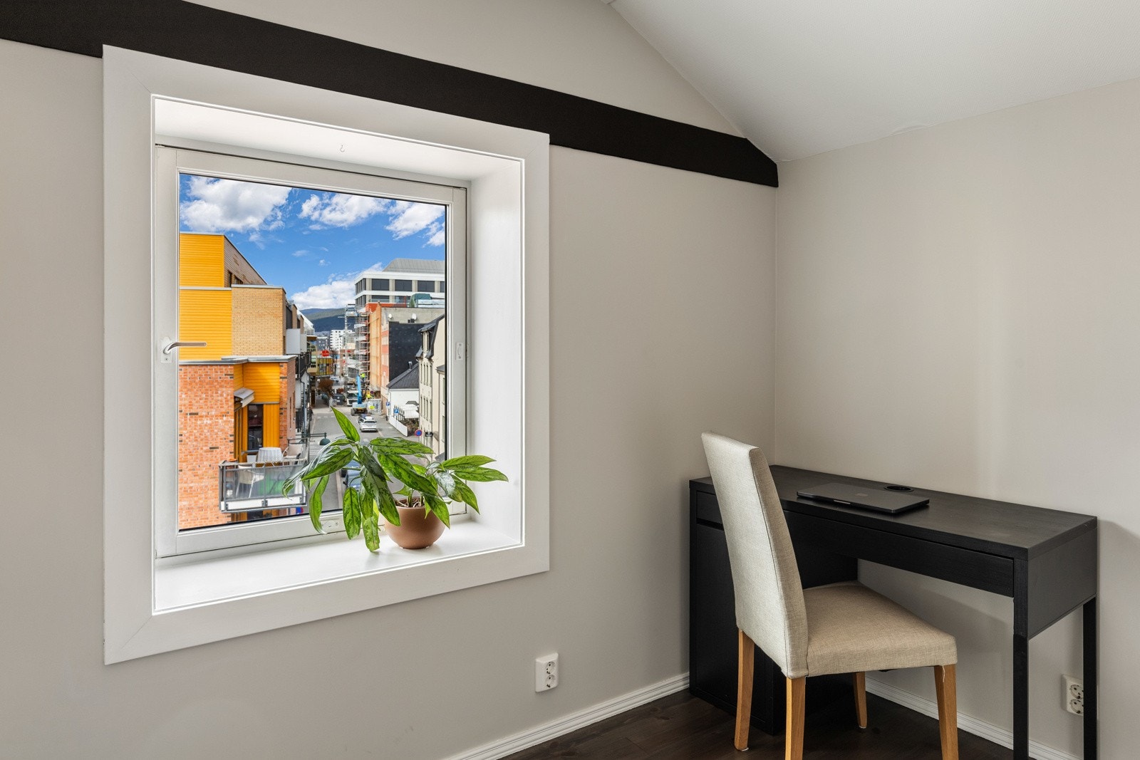 Stuen er innredet med 1-stavs laminatgulv. Galleribilde