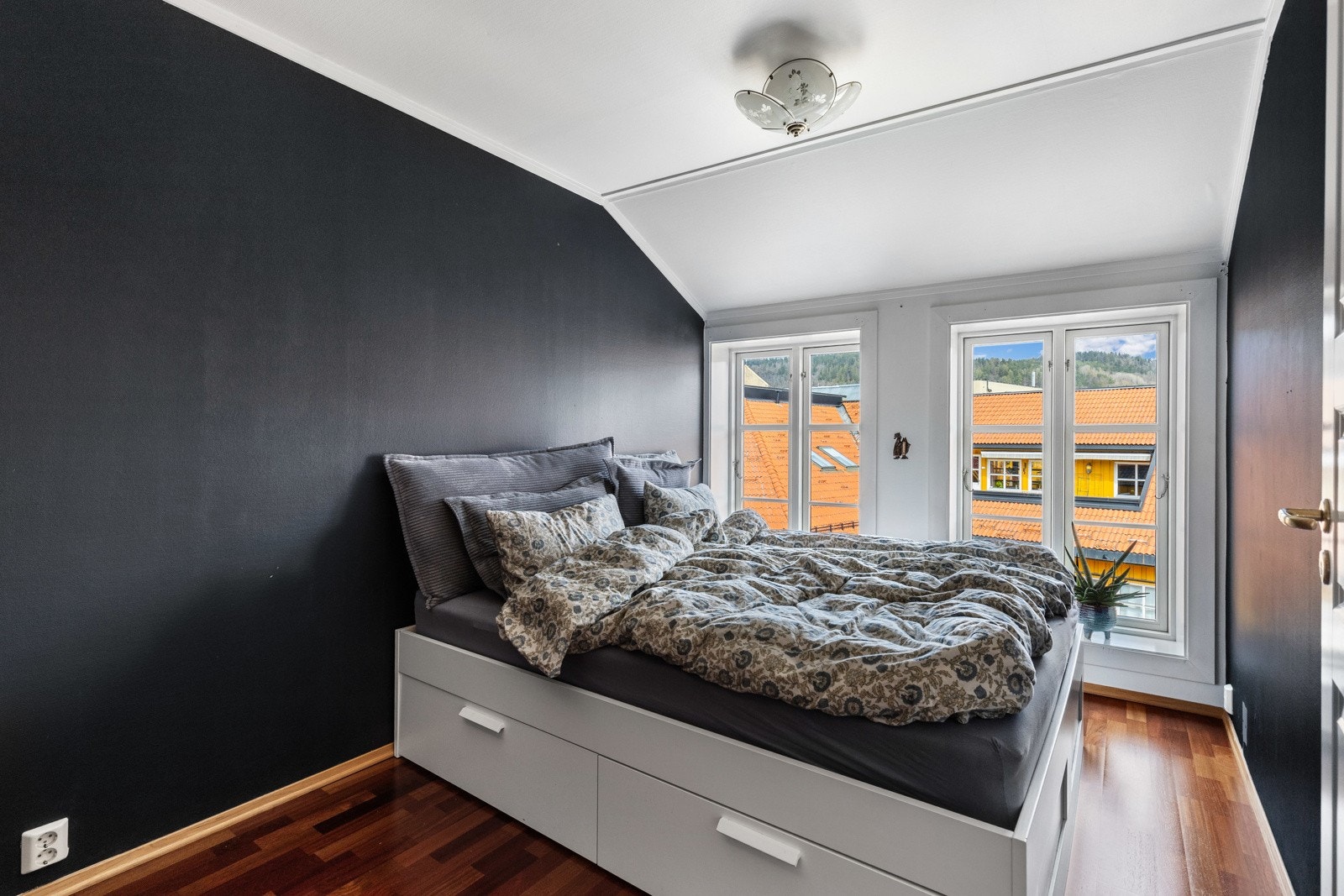 To soverom ligger vegg i vegg på det nederste planet. Galleribilde