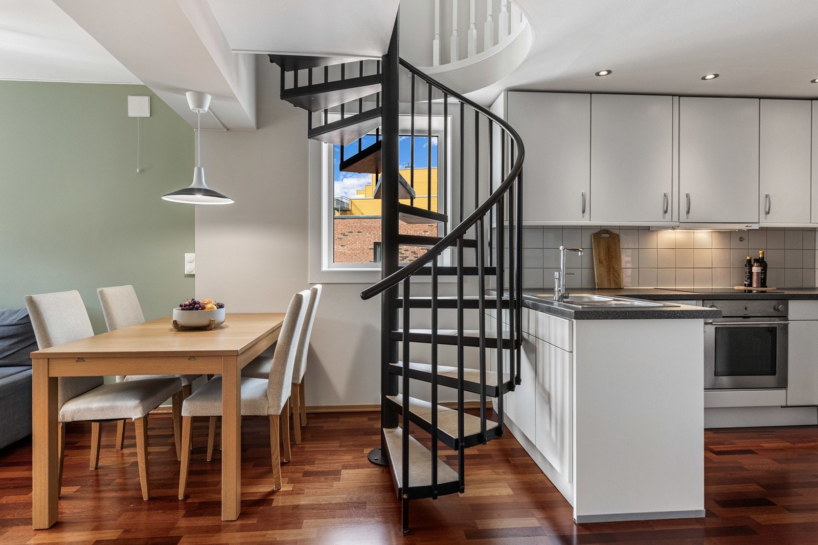 Kjøkken er oppført i en smart u-form med god skap- og skuffeplass. Galleribilde